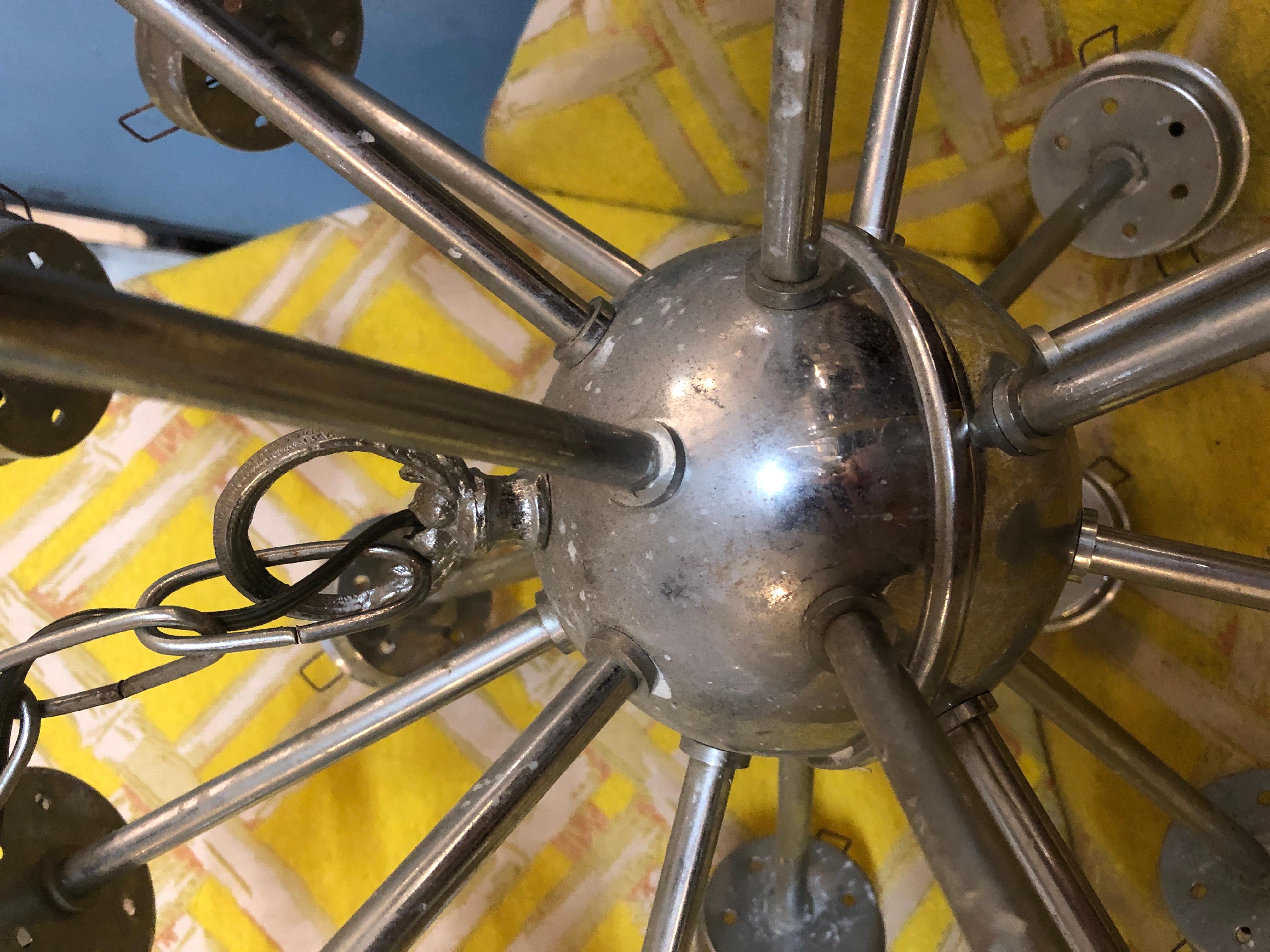 Lampadario Sputnik in vetro latte di metà secolo in vendita 4