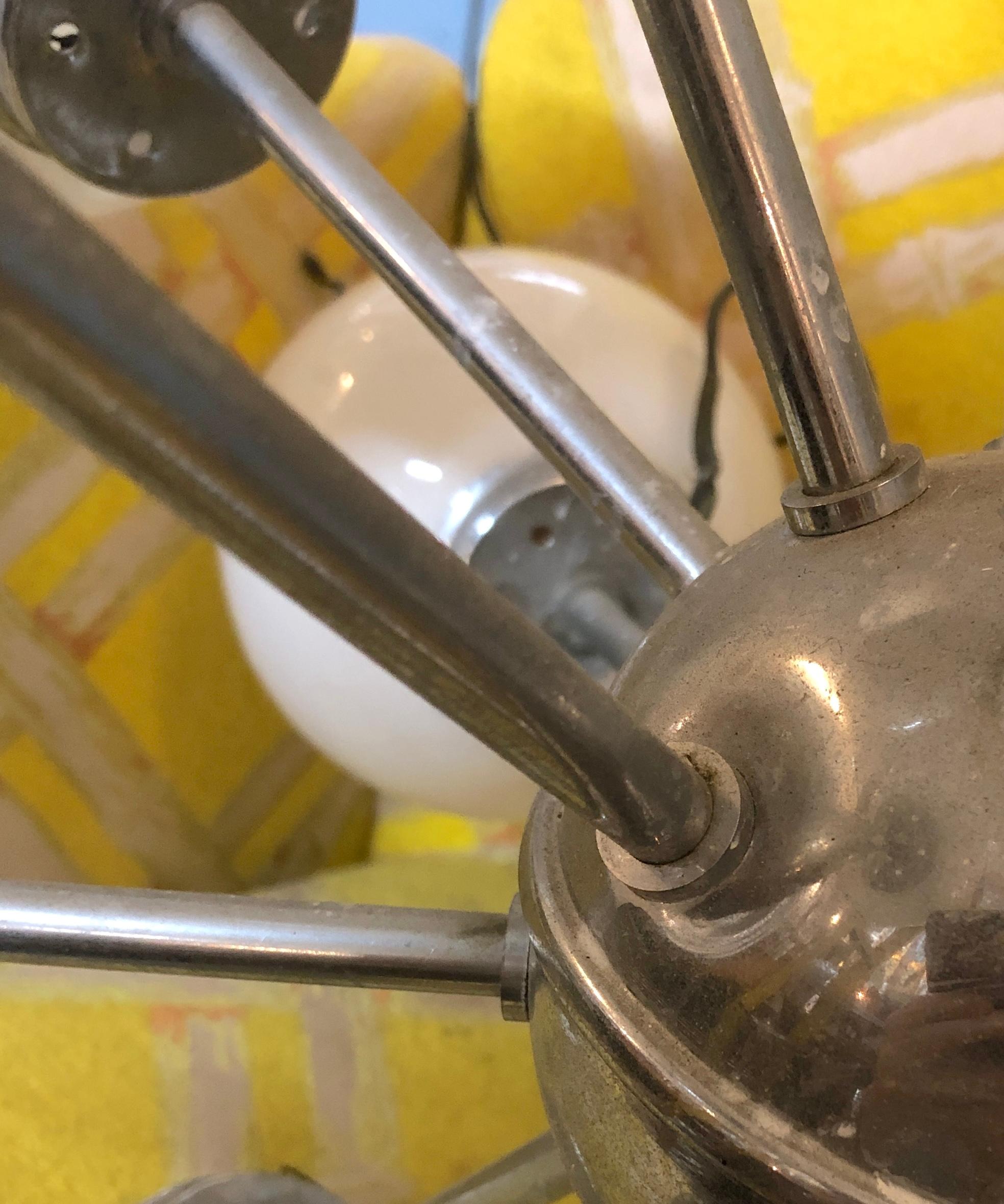 Lampadario Sputnik in vetro latte di metà secolo in vendita 5