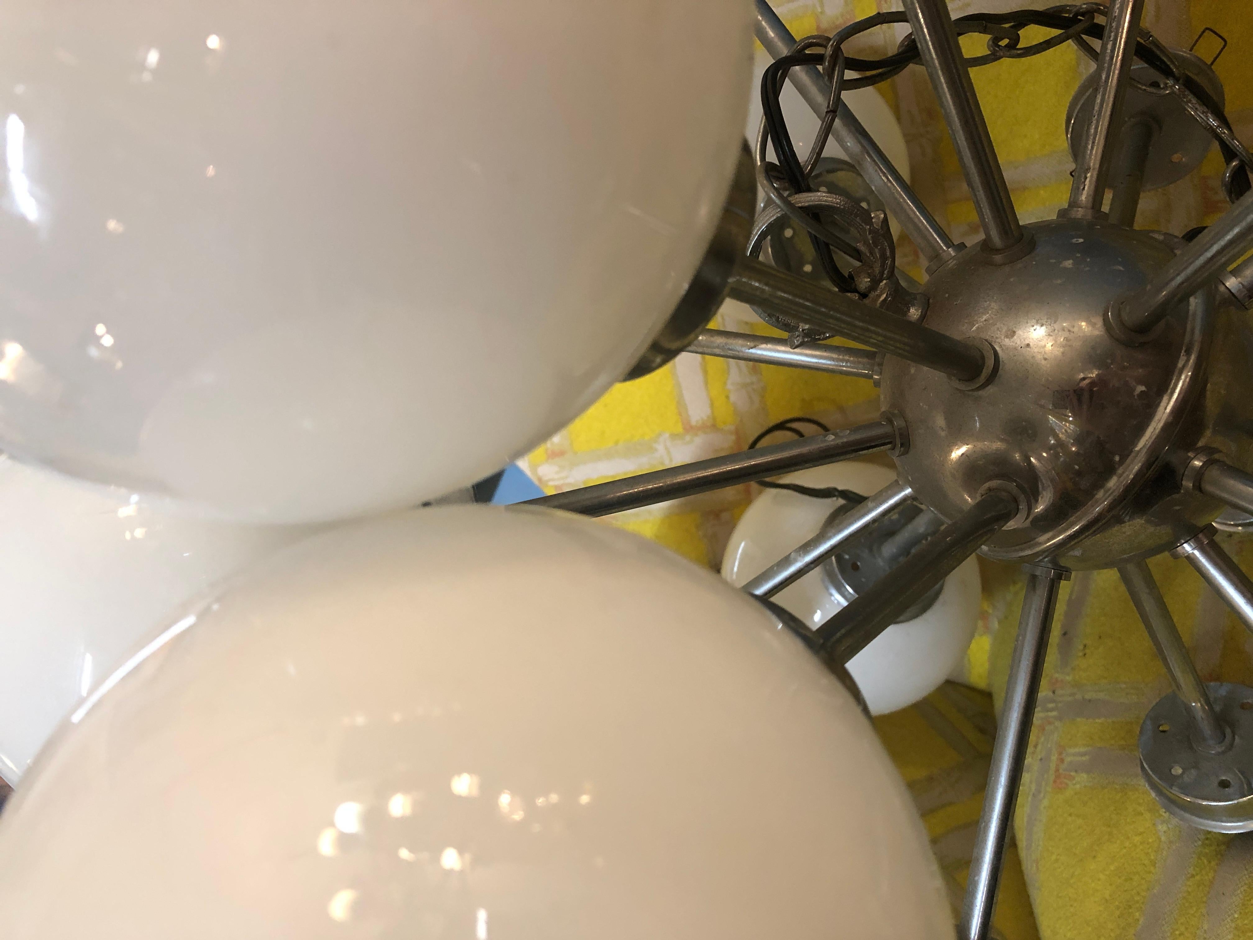 Lampadario Sputnik in vetro latte di metà secolo in vendita 6