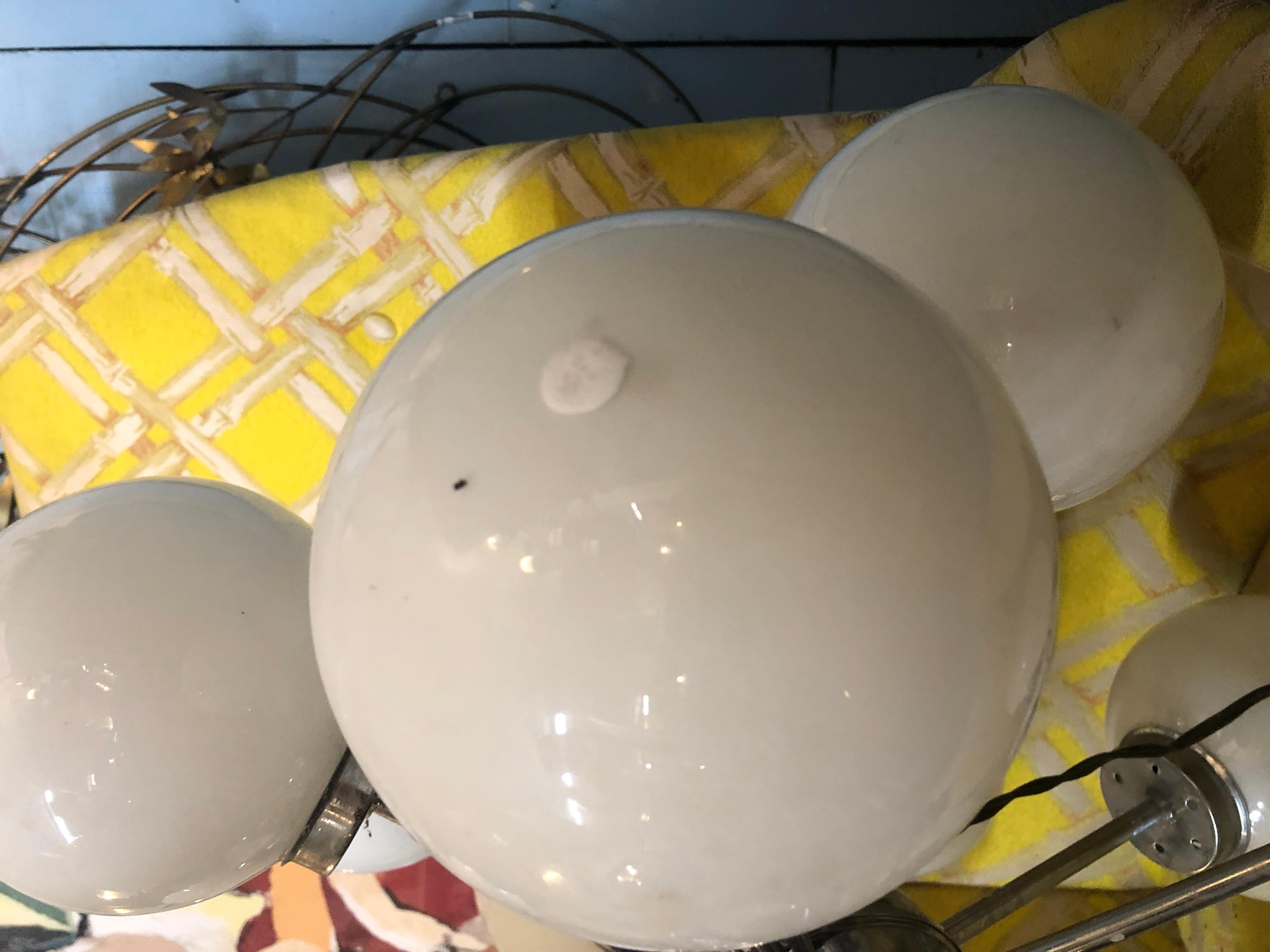 Lampadario Sputnik in vetro latte di metà secolo in vendita 7