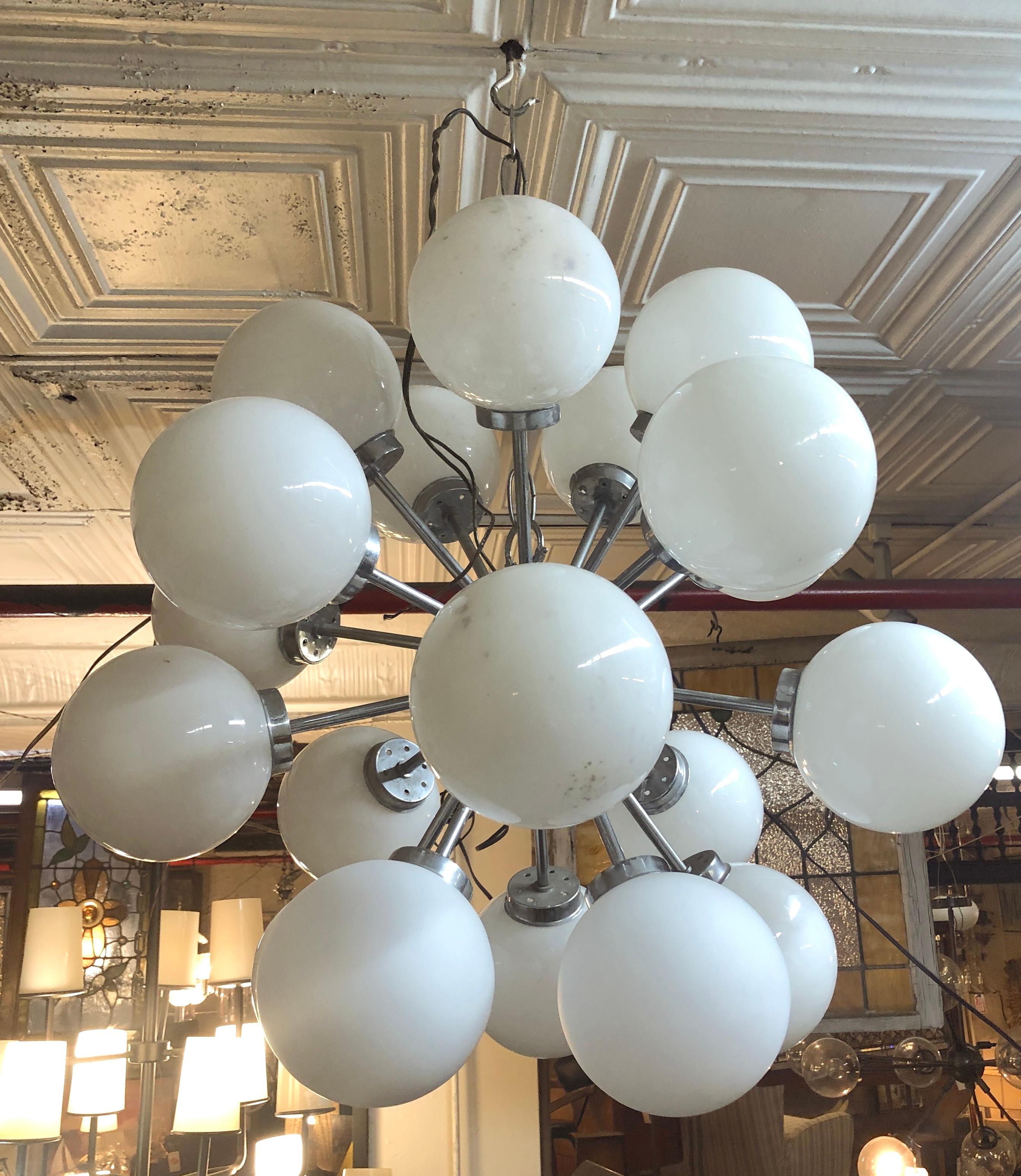 Lampadario Sputnik in vetro latte di metà secolo in vendita 8