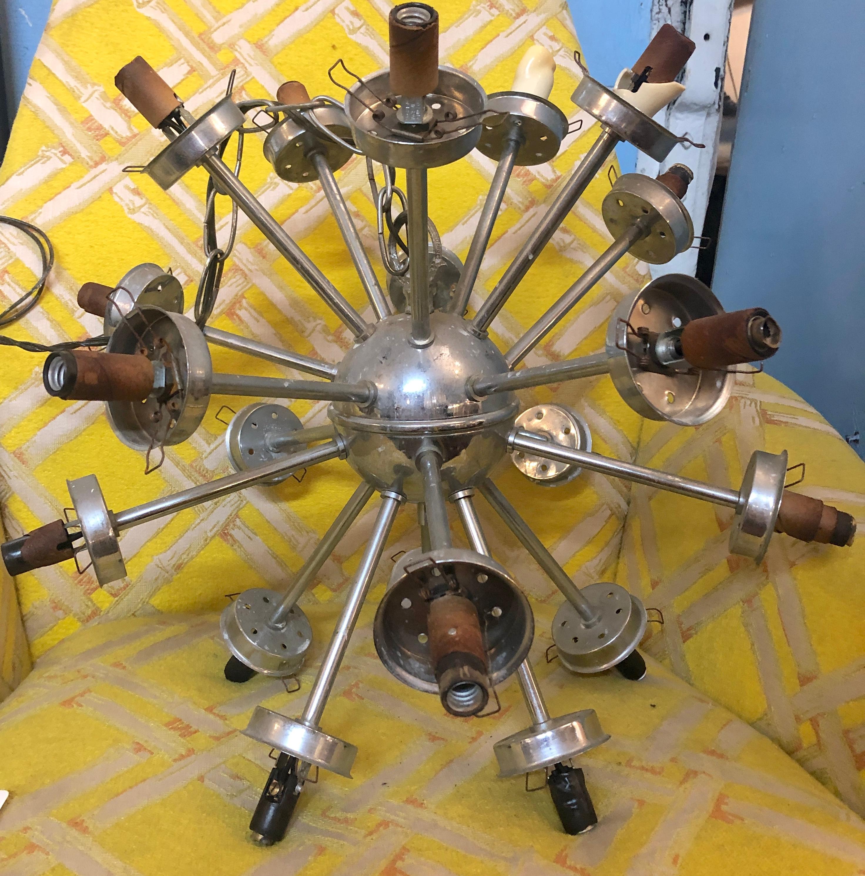 Lampadario Sputnik moderno di metà secolo con bracci cromati e globi di vetro bianco latte. Lo stile classico degli anni '70 per la tua casa moderna. Il vetro smerigliato dona una luce più morbida alla tua stanza.
Si prega di confermare la posizione