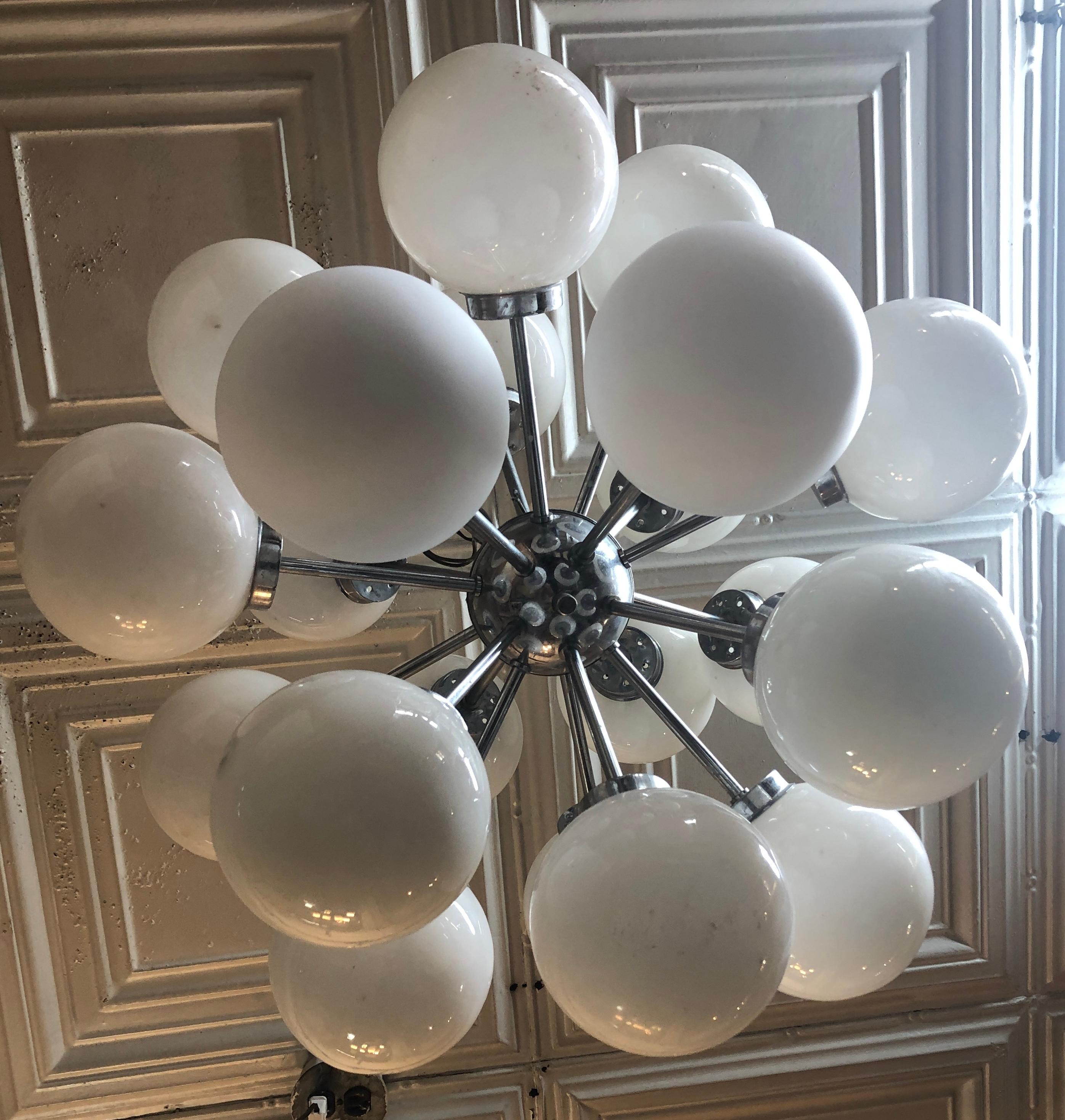 Mid-Century moderno Lampadario Sputnik in vetro latte di metà secolo in vendita