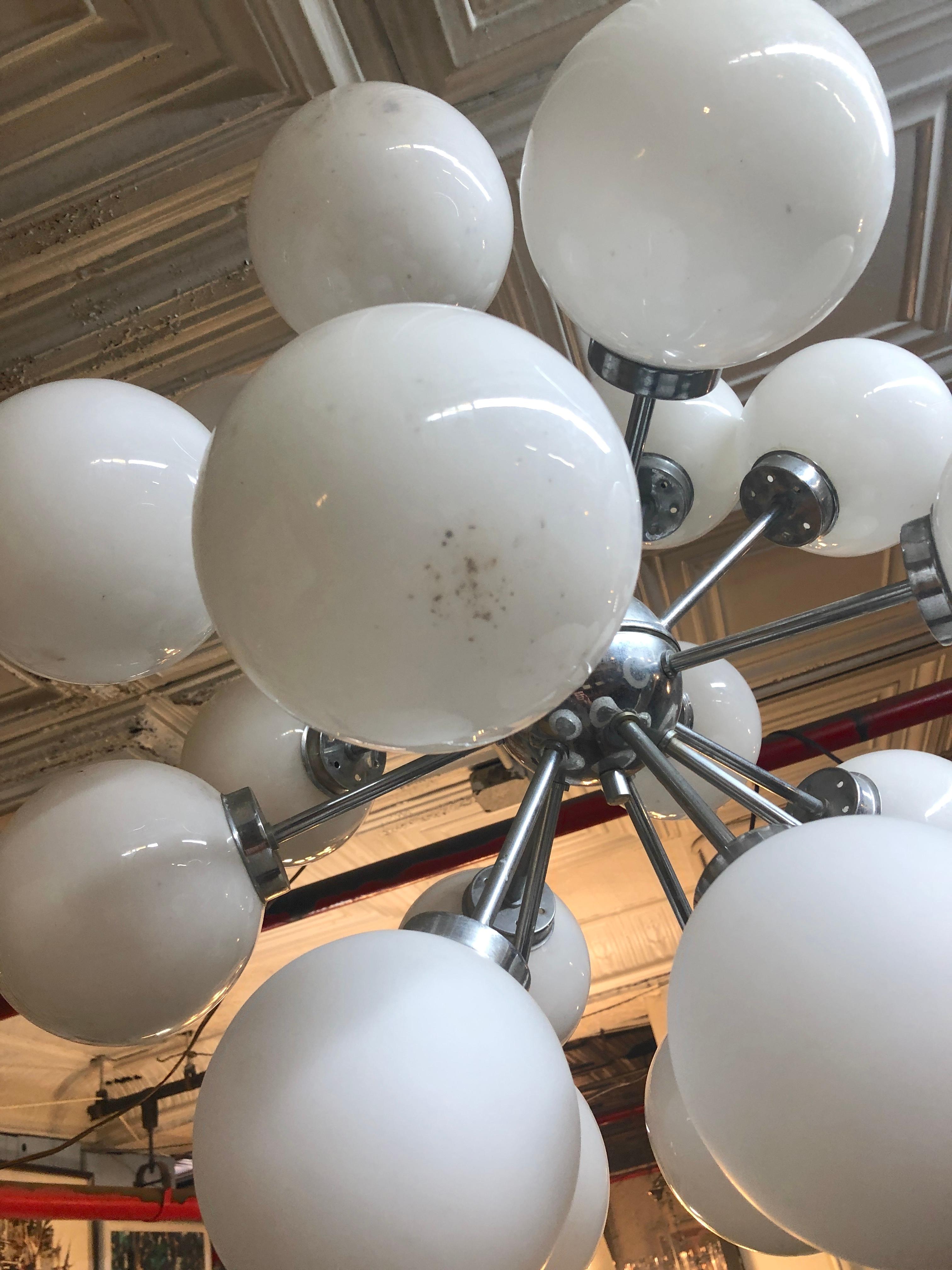 Lampadario Sputnik in vetro latte di metà secolo In condizioni buone in vendita a Brooklyn, NY