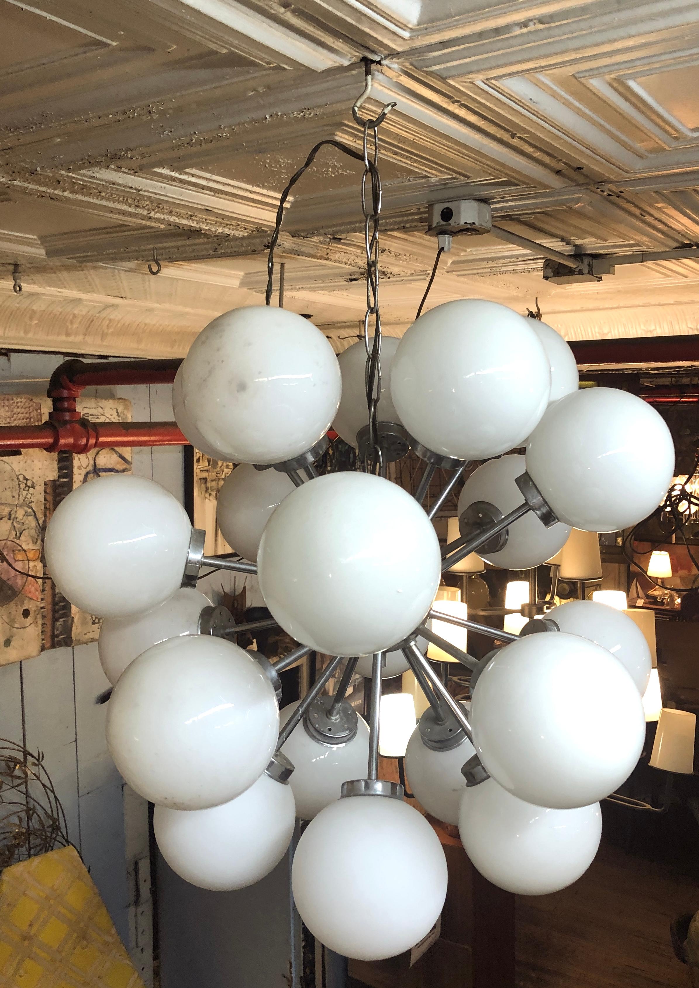XX secolo Lampadario Sputnik in vetro latte di metà secolo in vendita