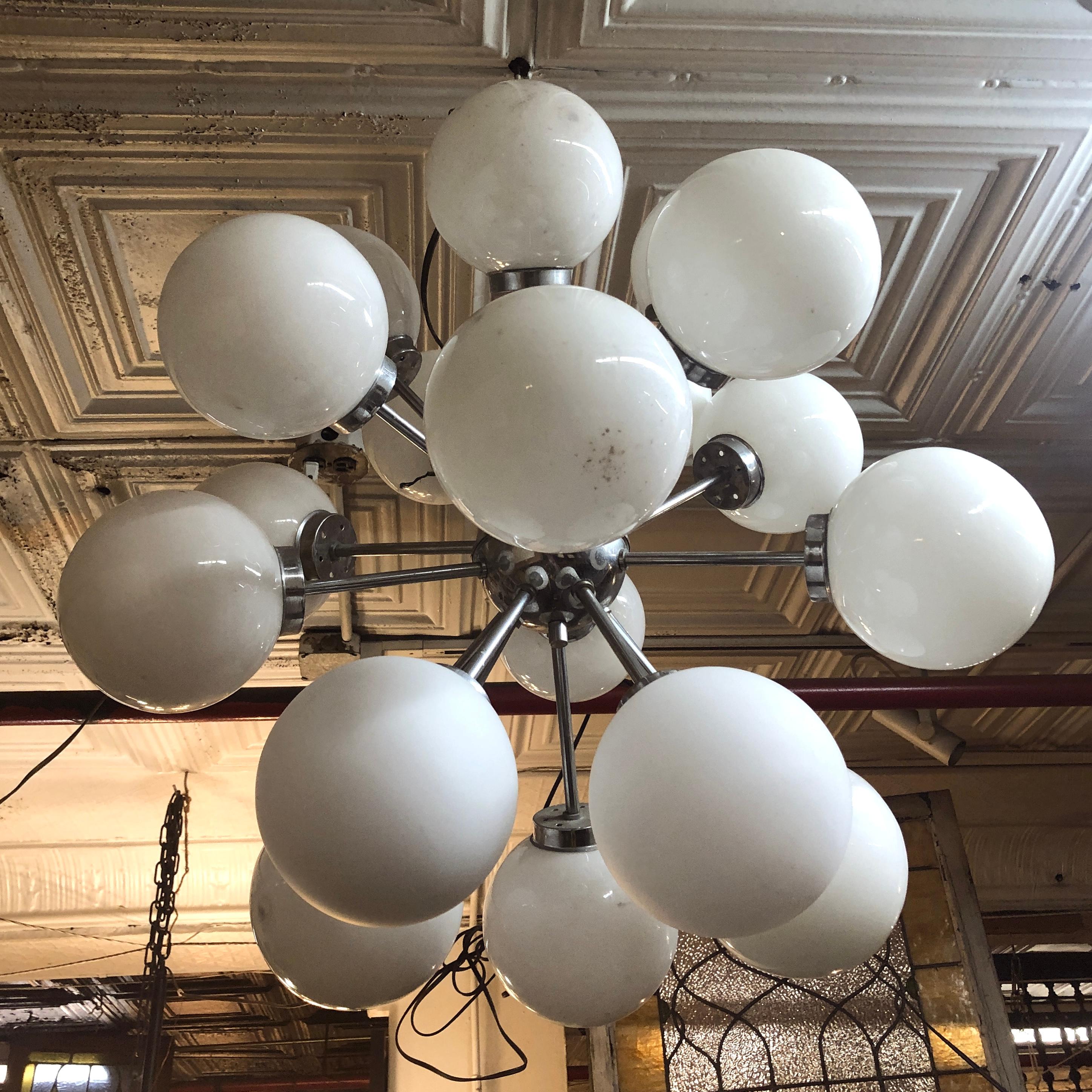 Vetro lattimo Lampadario Sputnik in vetro latte di metà secolo in vendita
