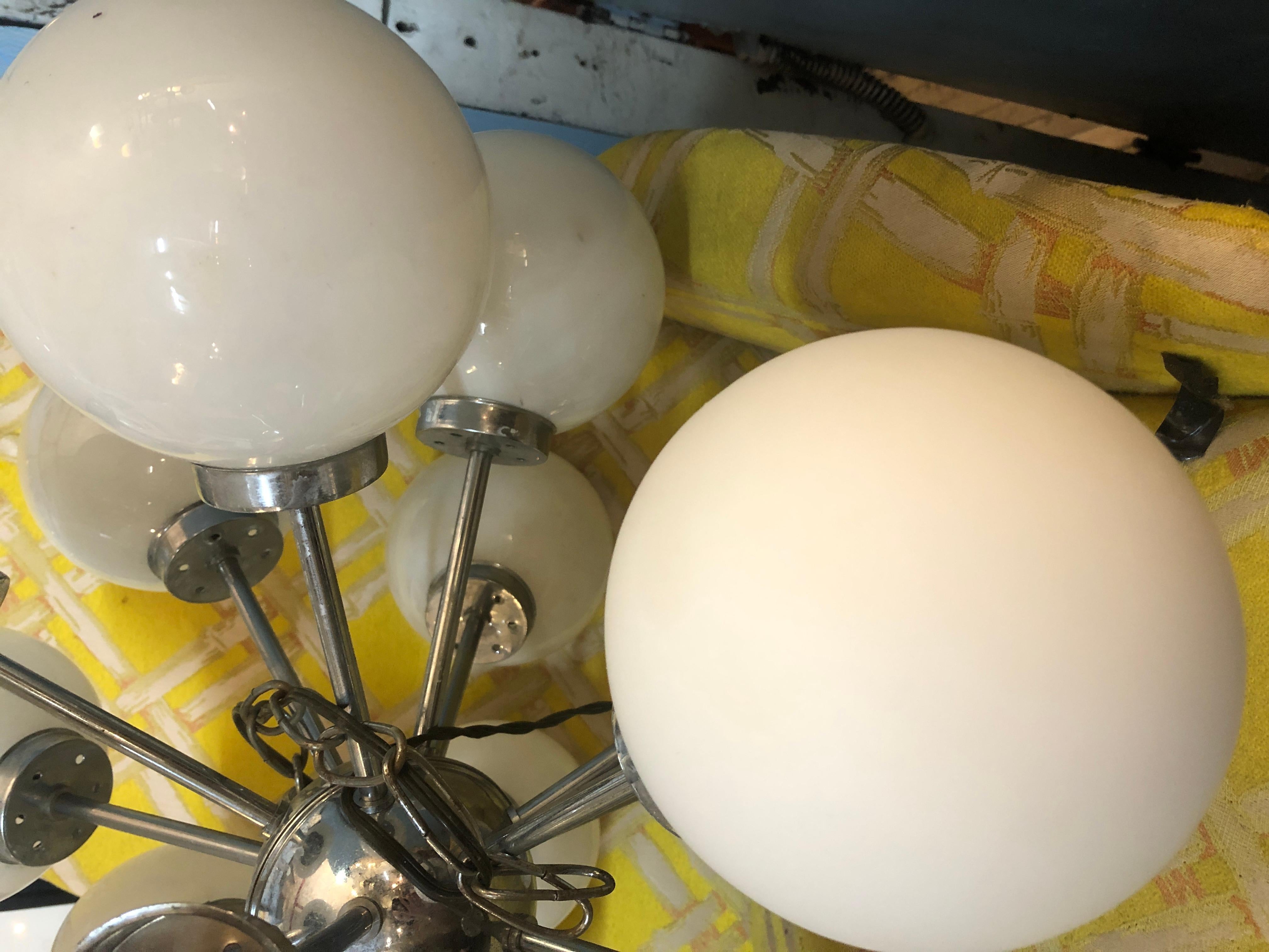 Lampadario Sputnik in vetro latte di metà secolo in vendita 1