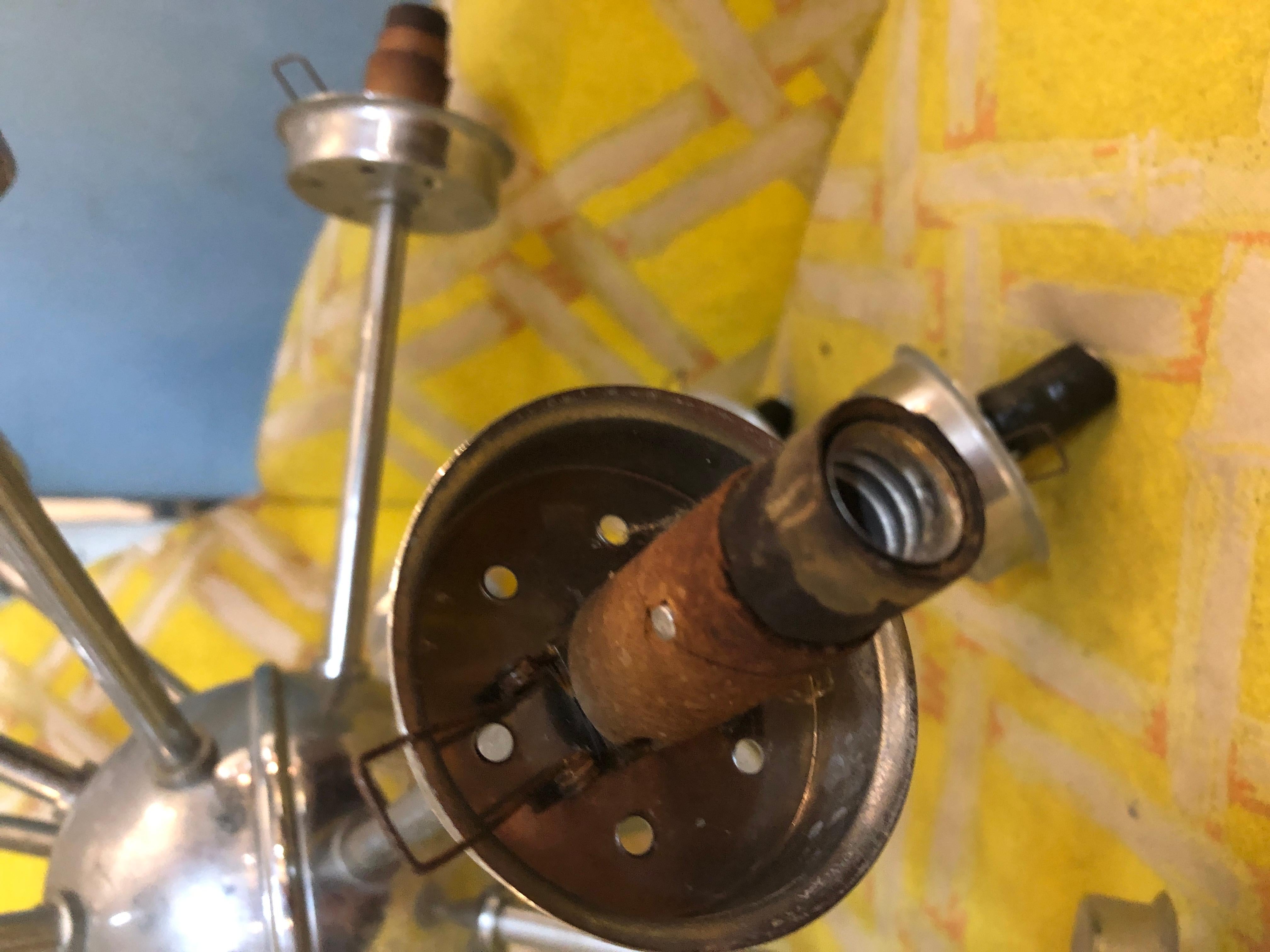 Lampadario Sputnik in vetro latte di metà secolo in vendita 2