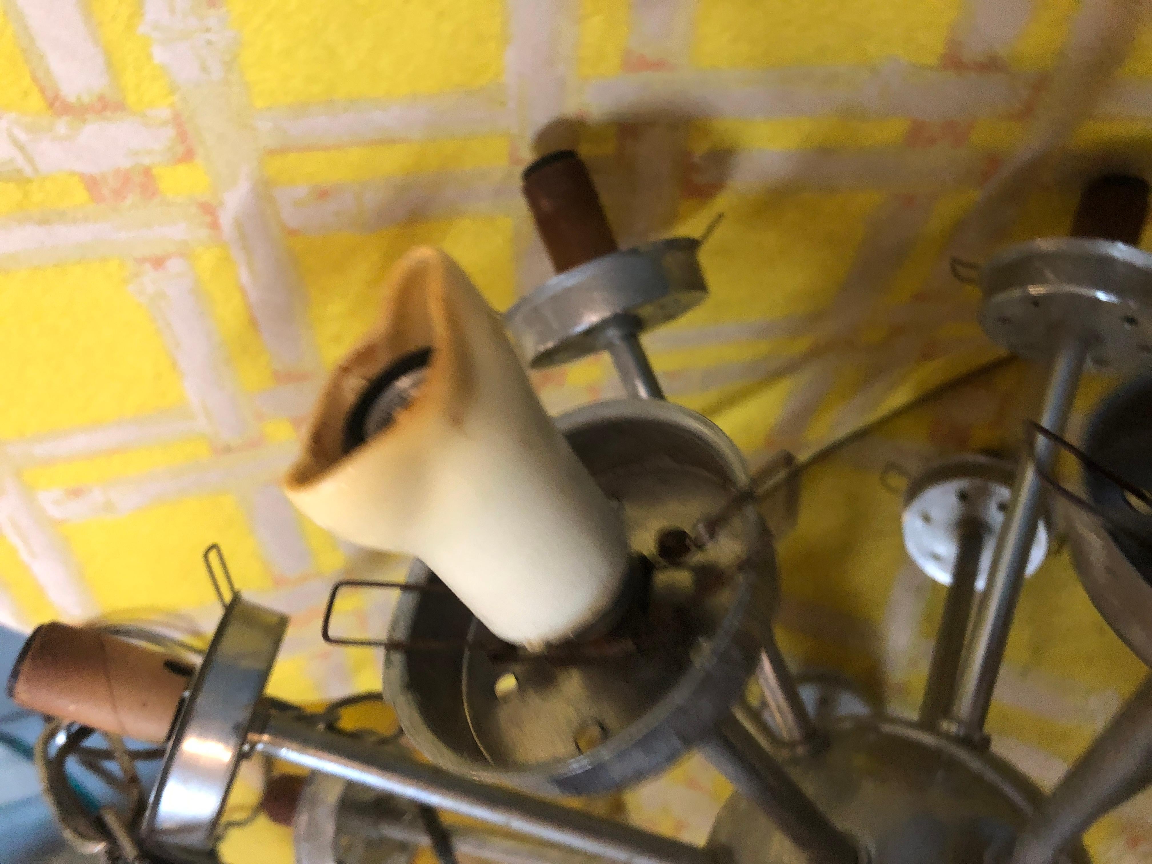 Lampadario Sputnik in vetro latte di metà secolo in vendita 3