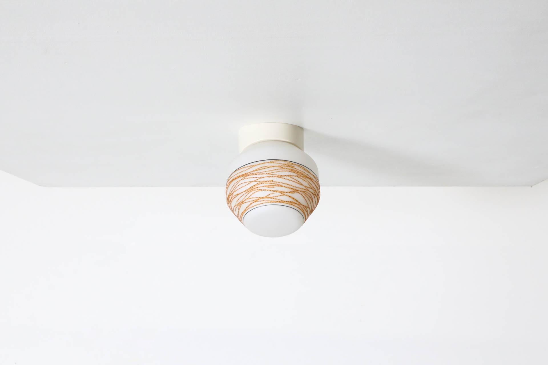 Sconce da parete o soffitto in vetro lattiginoso di metà secolo con dettagli gialli a ghirigori in vendita 3