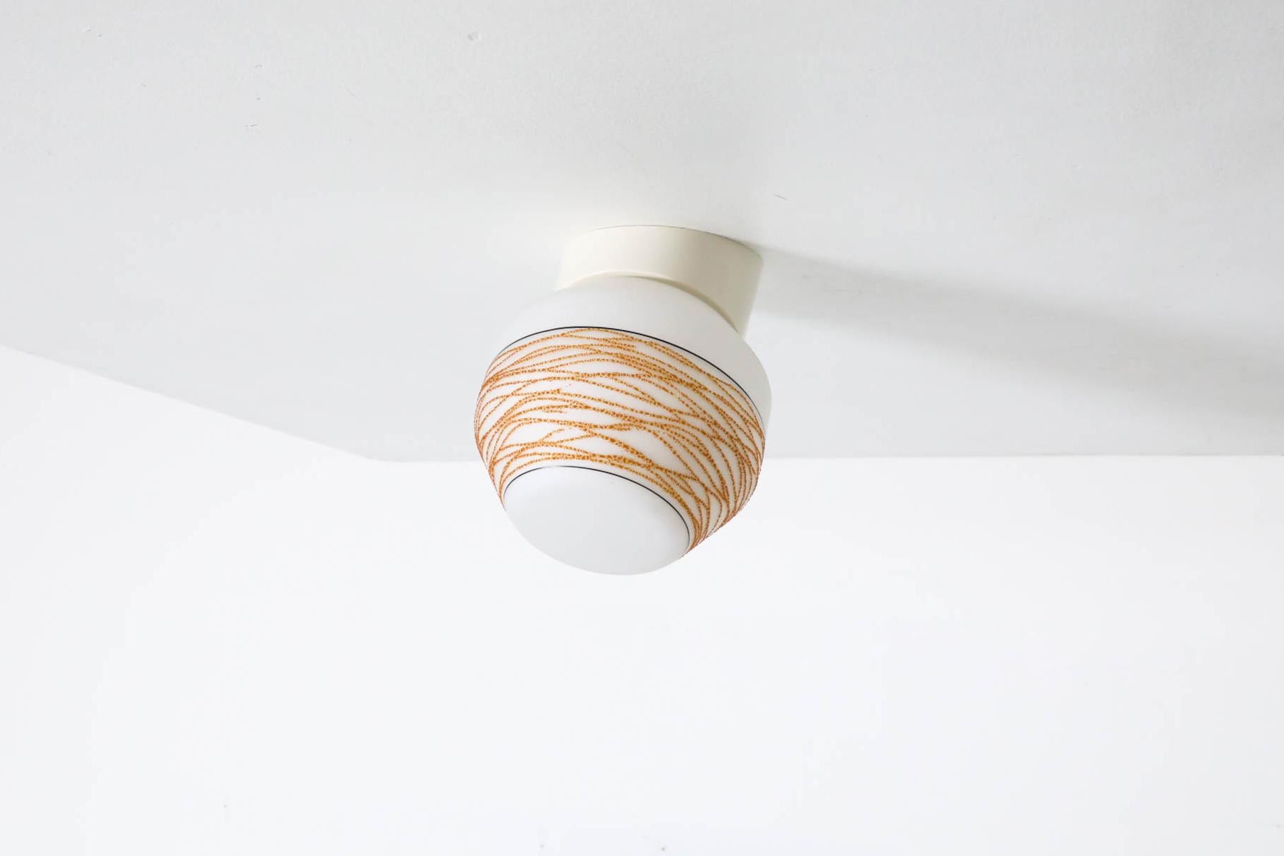 Sconce da parete o soffitto in vetro lattiginoso di metà secolo con dettagli gialli a ghirigori in vendita 4