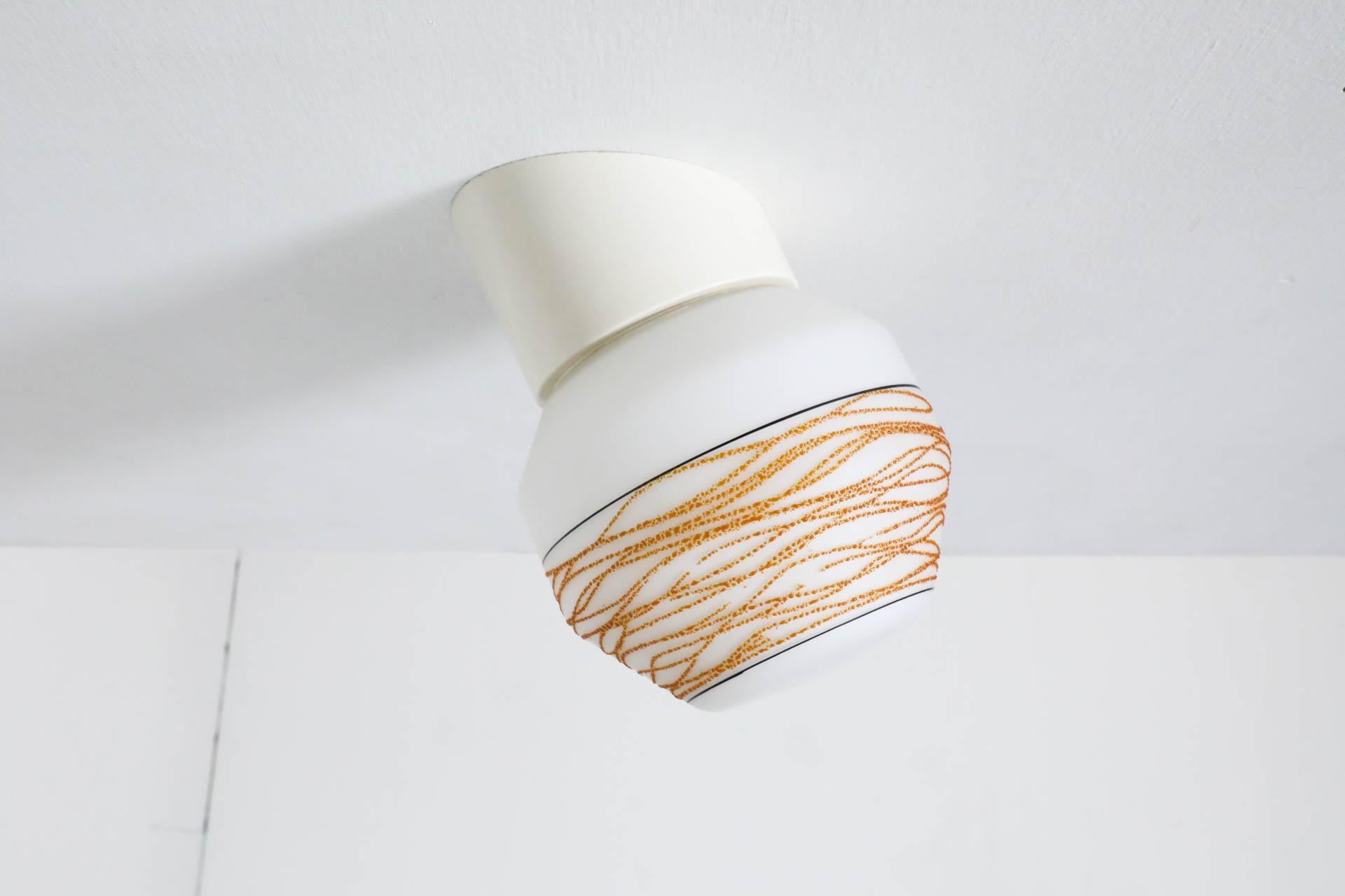 Sconce da parete o soffitto in vetro lattiginoso di metà secolo con dettagli gialli a ghirigori in vendita 6