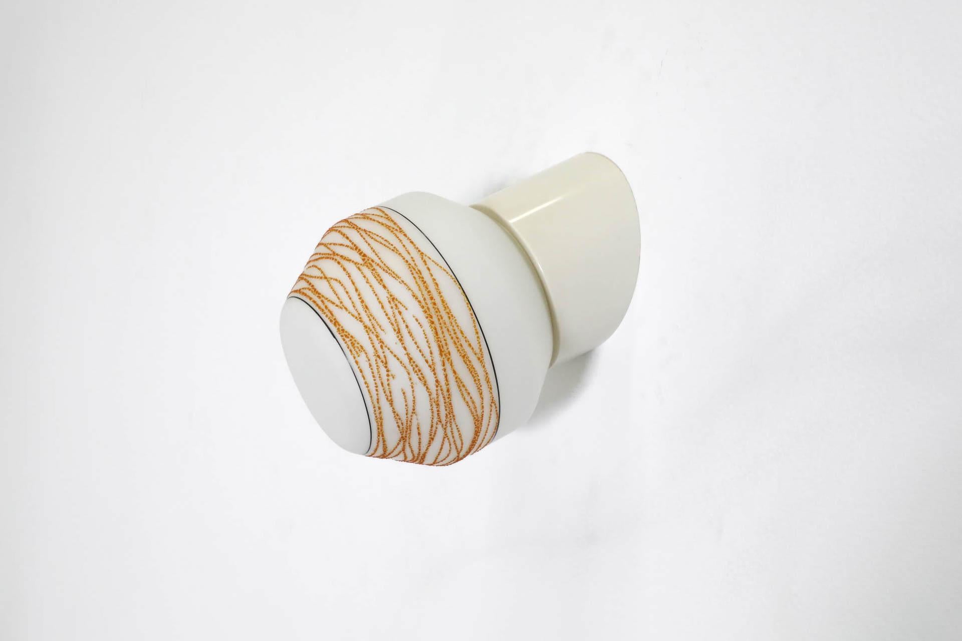 Mid-Century moderno Sconce da parete o soffitto in vetro lattiginoso di metà secolo con dettagli gialli a ghirigori in vendita