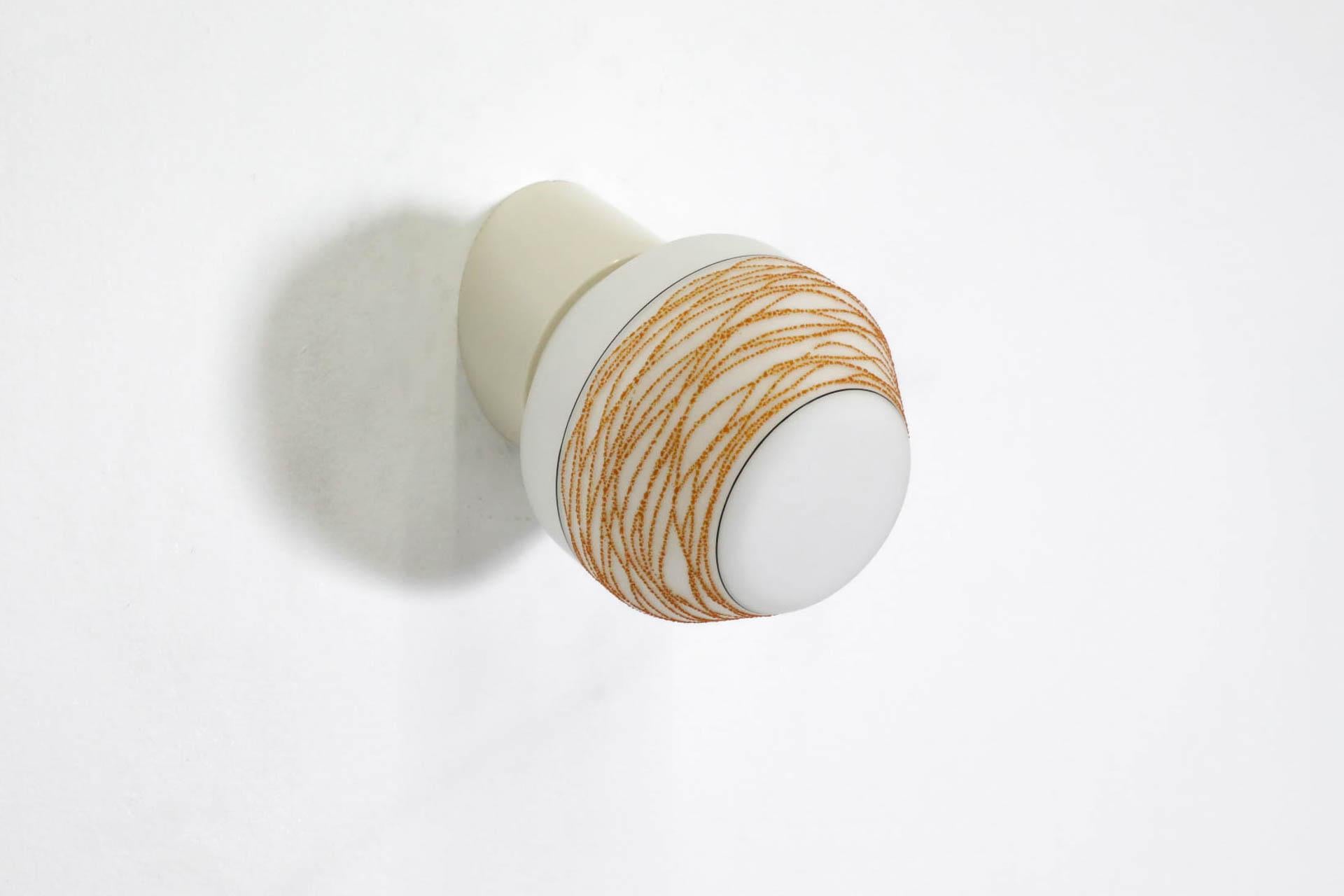 Sconce da parete o soffitto in vetro lattiginoso di metà secolo con dettagli gialli a ghirigori In condizioni buone in vendita a Los Angeles, CA