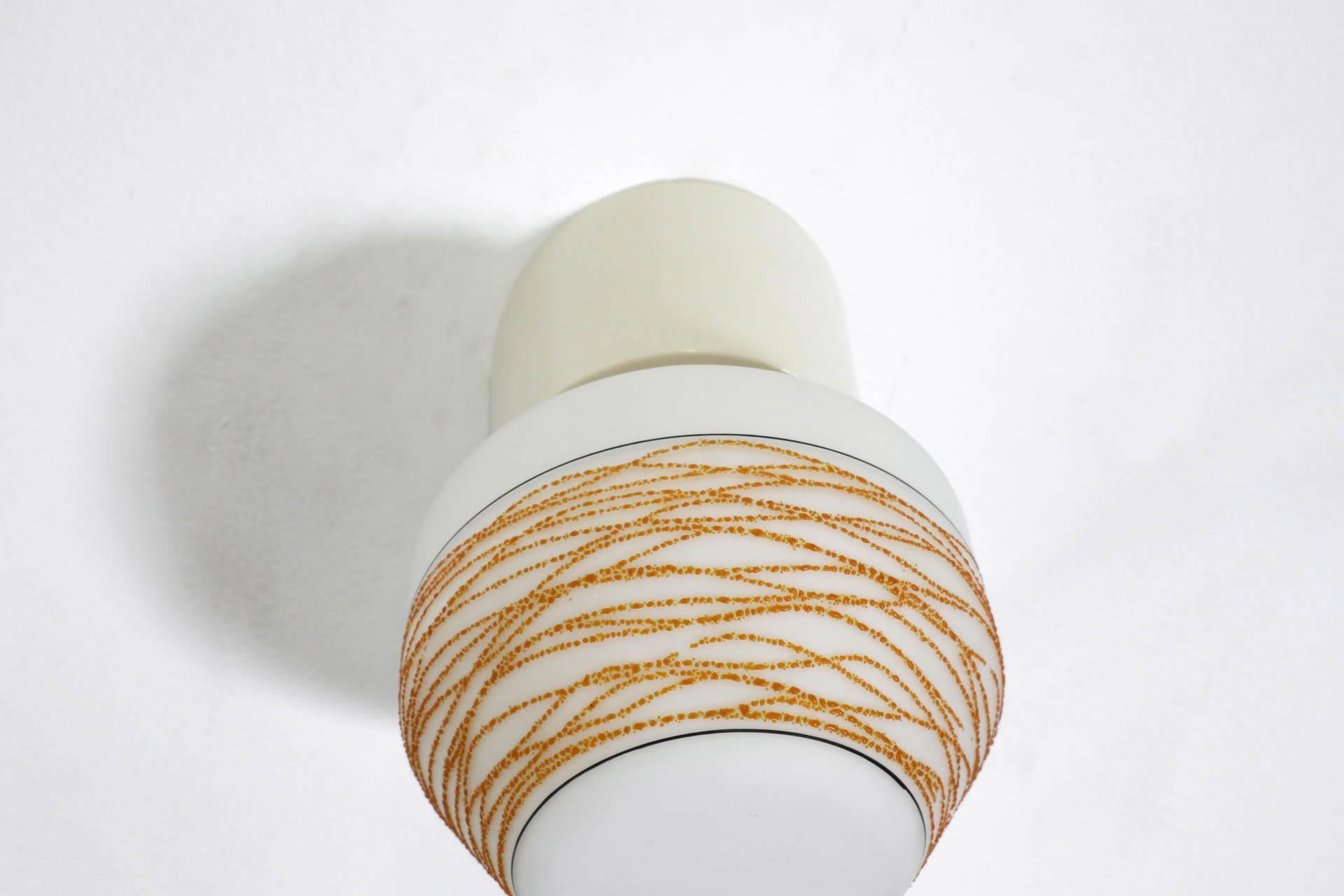 XX secolo Sconce da parete o soffitto in vetro lattiginoso di metà secolo con dettagli gialli a ghirigori in vendita