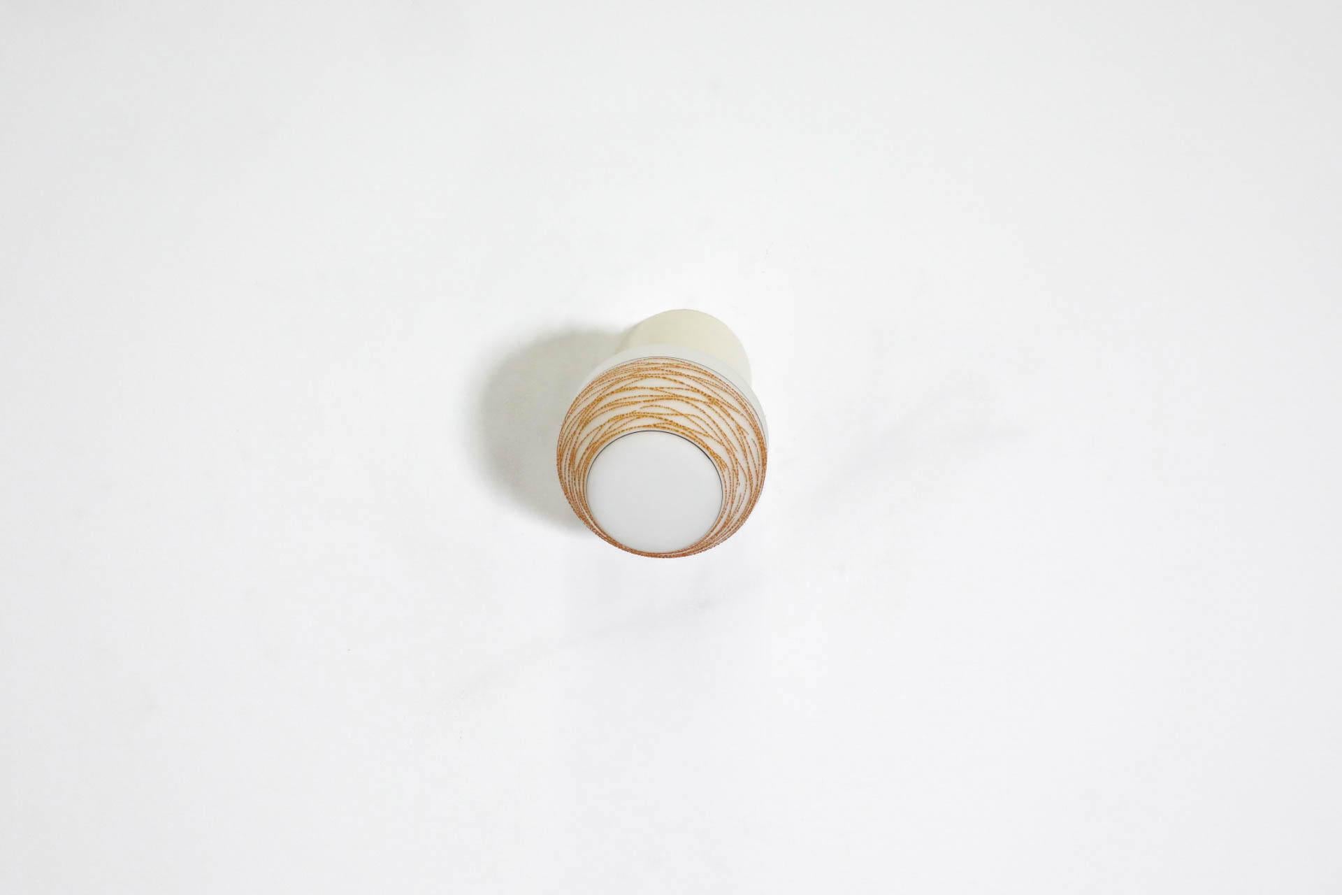 Vetro lattimo Sconce da parete o soffitto in vetro lattiginoso di metà secolo con dettagli gialli a ghirigori in vendita