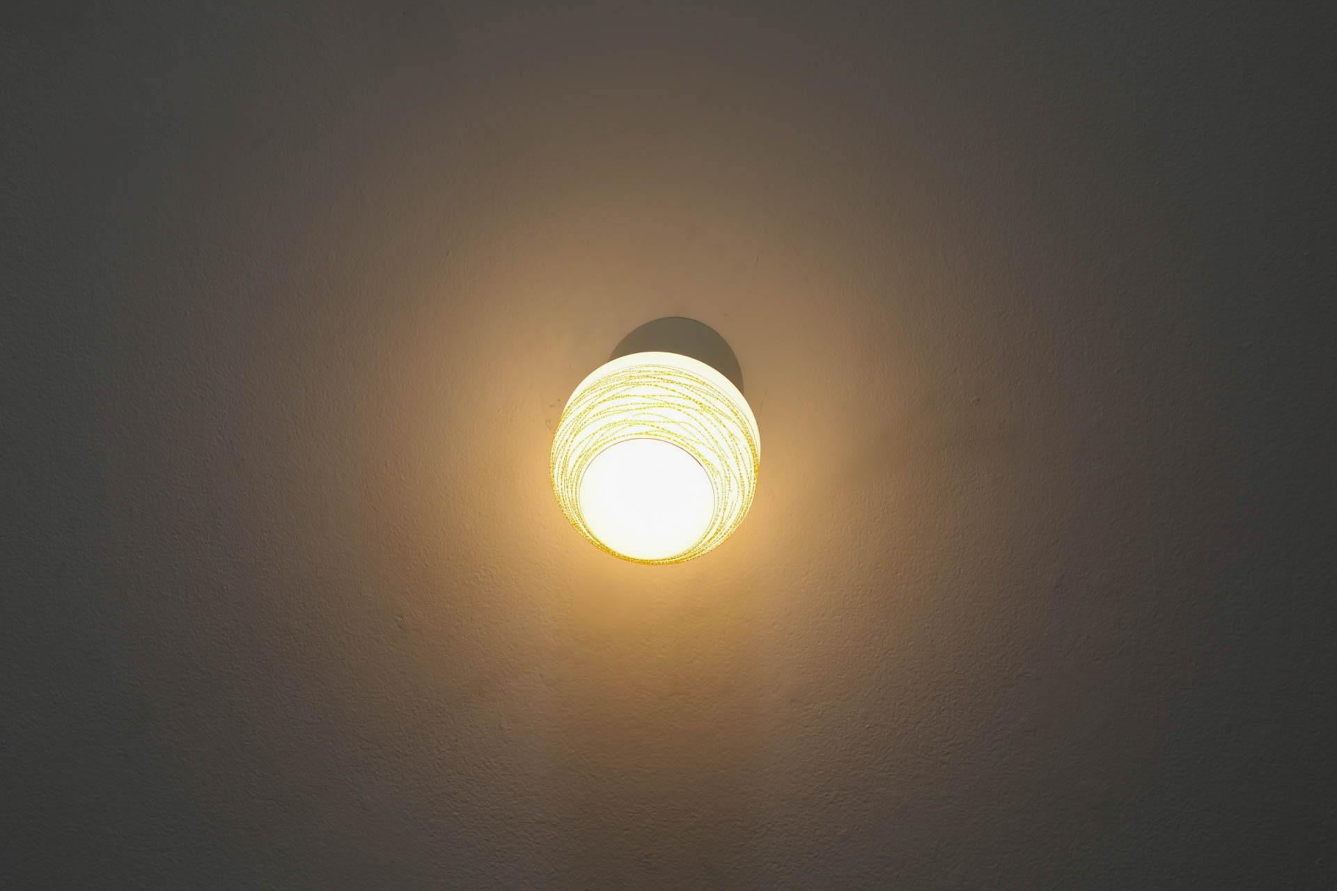 Sconce da parete o soffitto in vetro lattiginoso di metà secolo con dettagli gialli a ghirigori in vendita 1