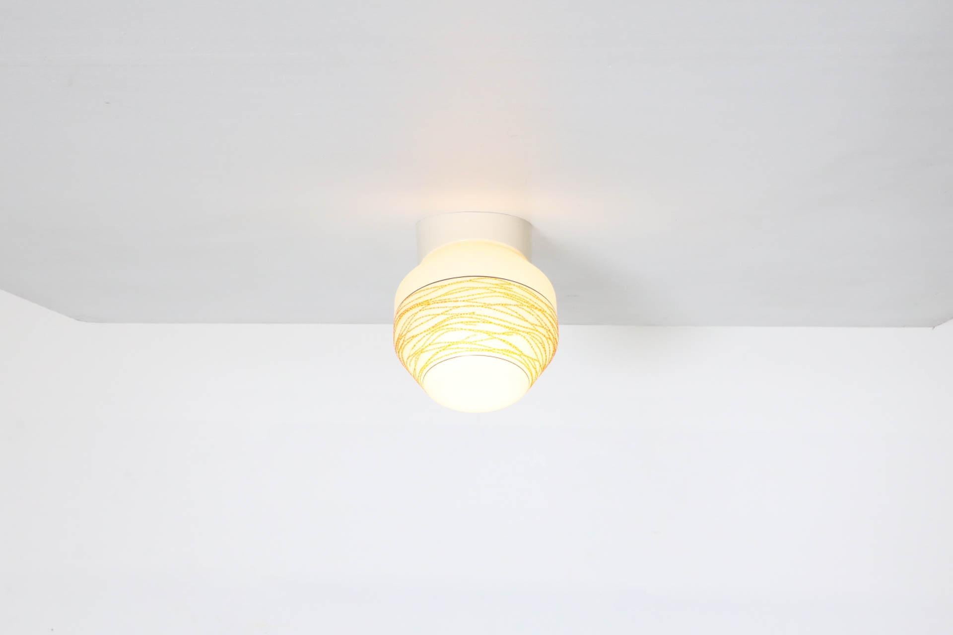 Sconce da parete o soffitto in vetro lattiginoso di metà secolo con dettagli gialli a ghirigori in vendita 2