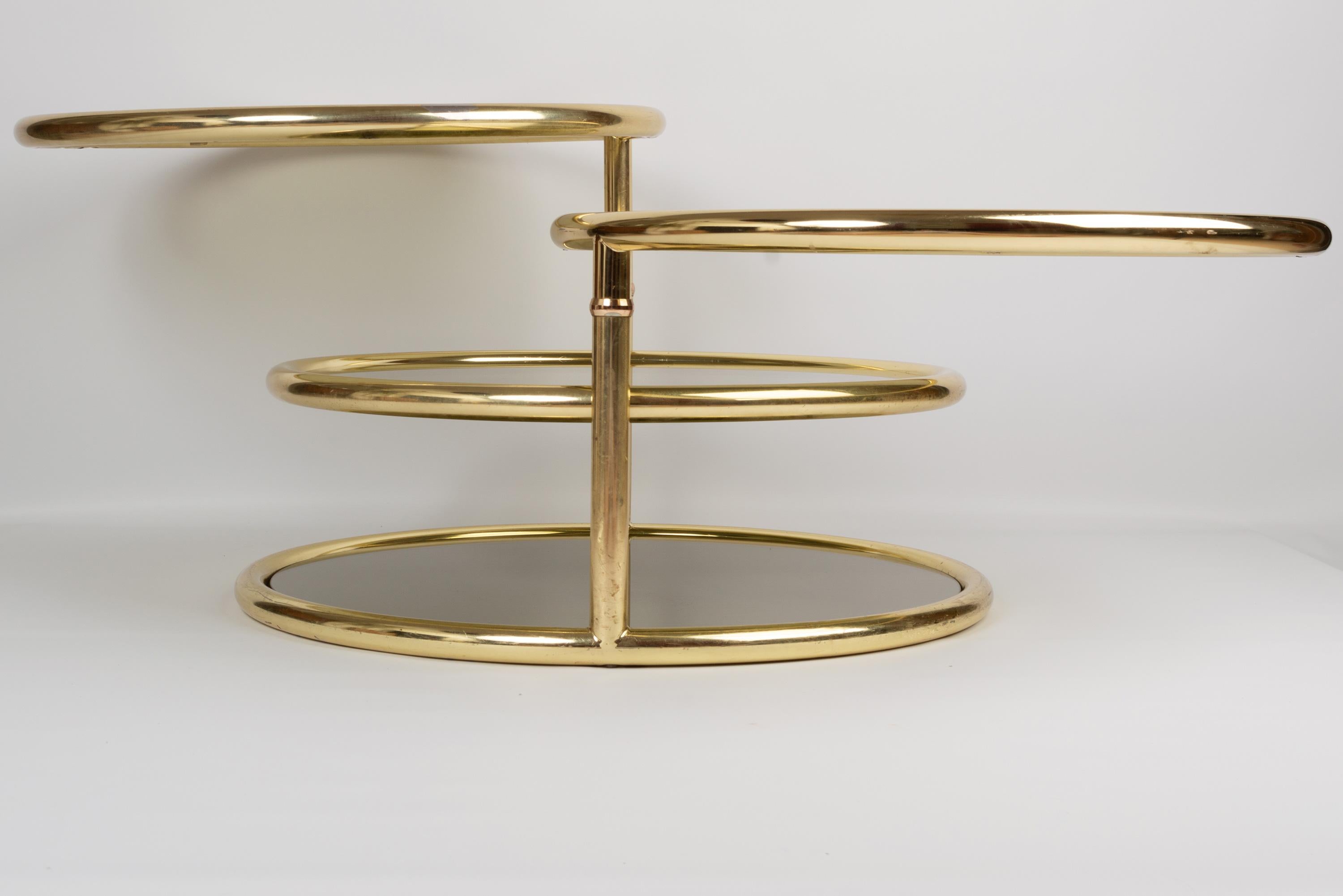 Midcentury Circular Brass Swivel Tiered Coffee Cocktail Table, attributed to DIA For Sale 1