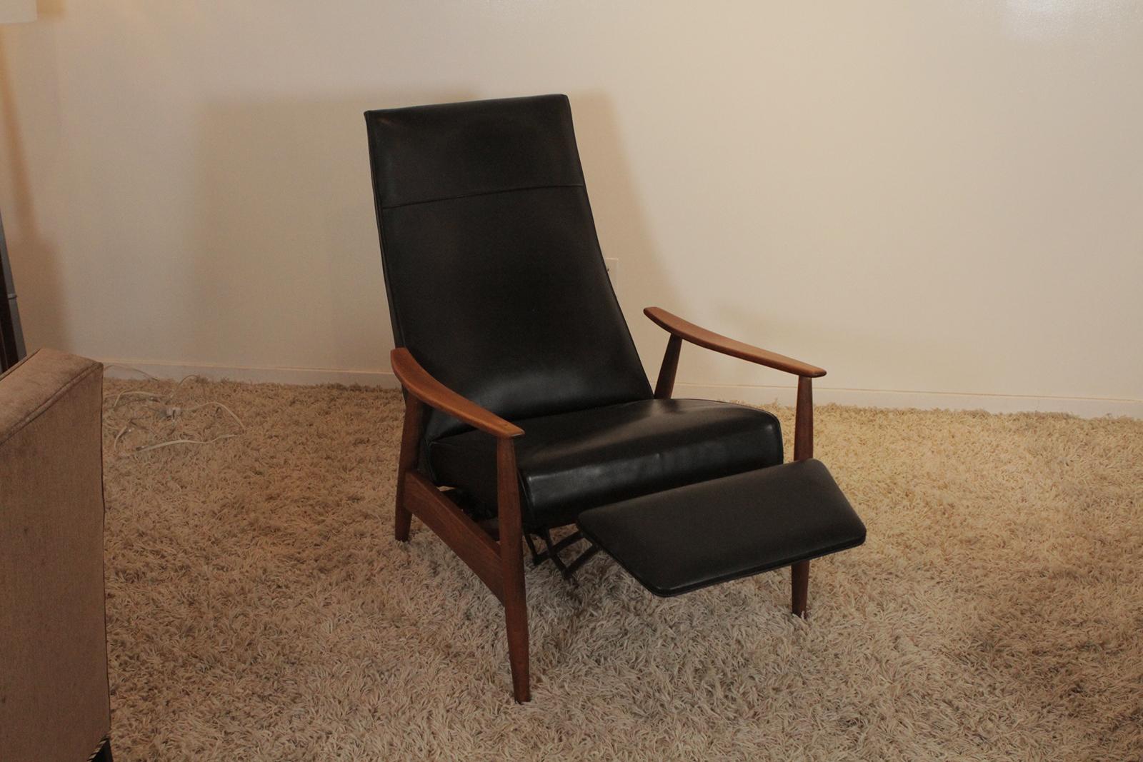 Midcentury Milo Baughman for Thayer Coggin recliner-1968 in black vinyl
Dimensions: 28.50