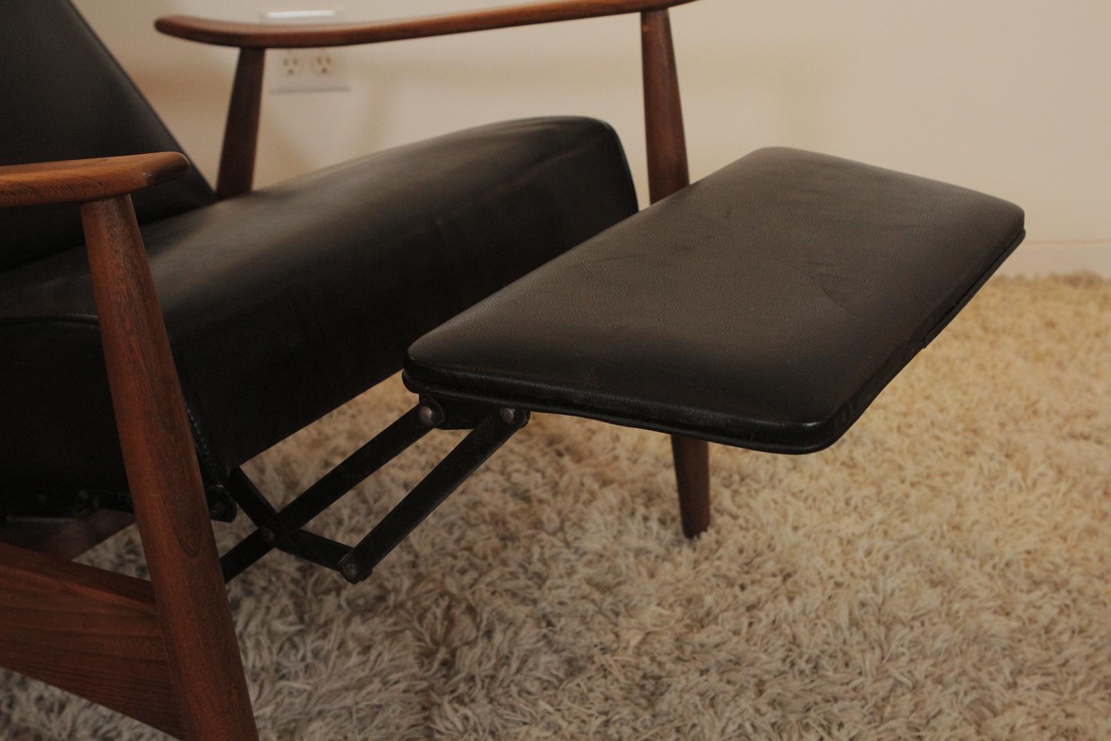20th Century Mid-Century Milo Baughman for Thayer Coggin Recliner-1968 with Black Vinyl