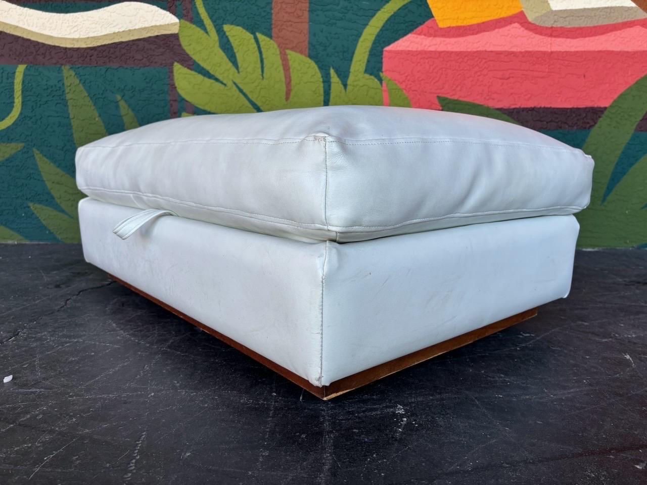 Mid-Century moderno Milo Baughman per Thayer Coggin, ottomana in vinile bianco di metà secolo, con rotelle in vendita