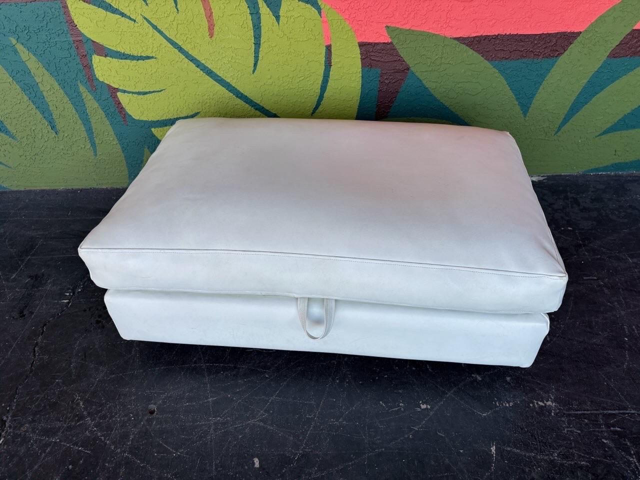 Americano Milo Baughman per Thayer Coggin, ottomana in vinile bianco di metà secolo, con rotelle in vendita