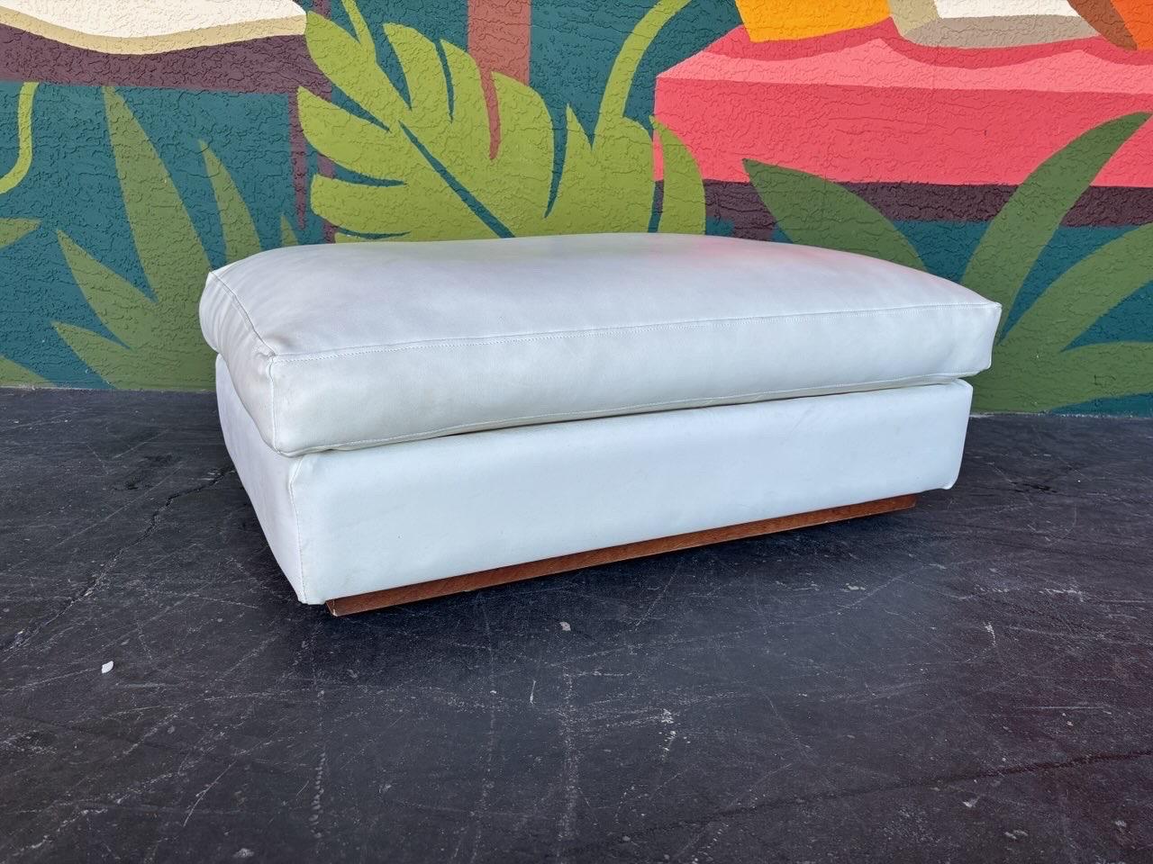 Metallo Milo Baughman per Thayer Coggin, ottomana in vinile bianco di metà secolo, con rotelle in vendita