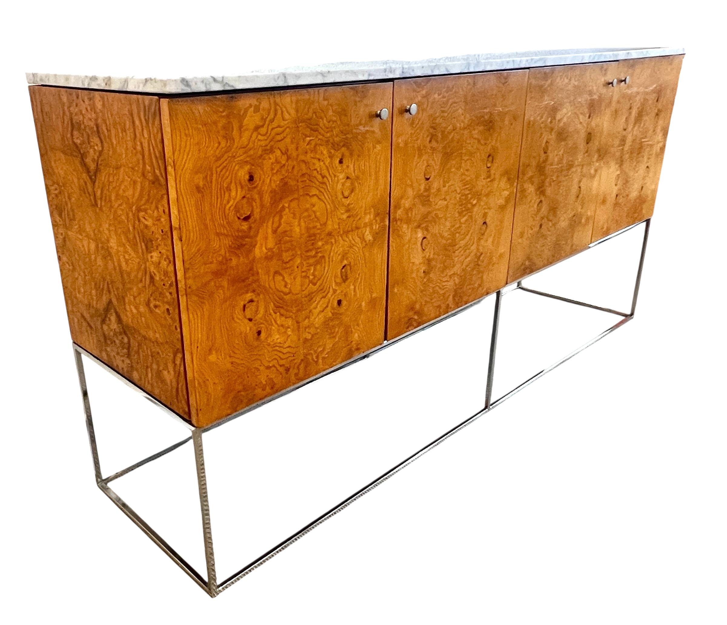 Credenza di metà secolo in marmo e legno di radica di Milo Baughman per Thayer Coggin.  Nel complesso ottime condizioni vintage con usura appropriata all'età. La credenza è completamente originale. Non sono stati effettuati restauri. 