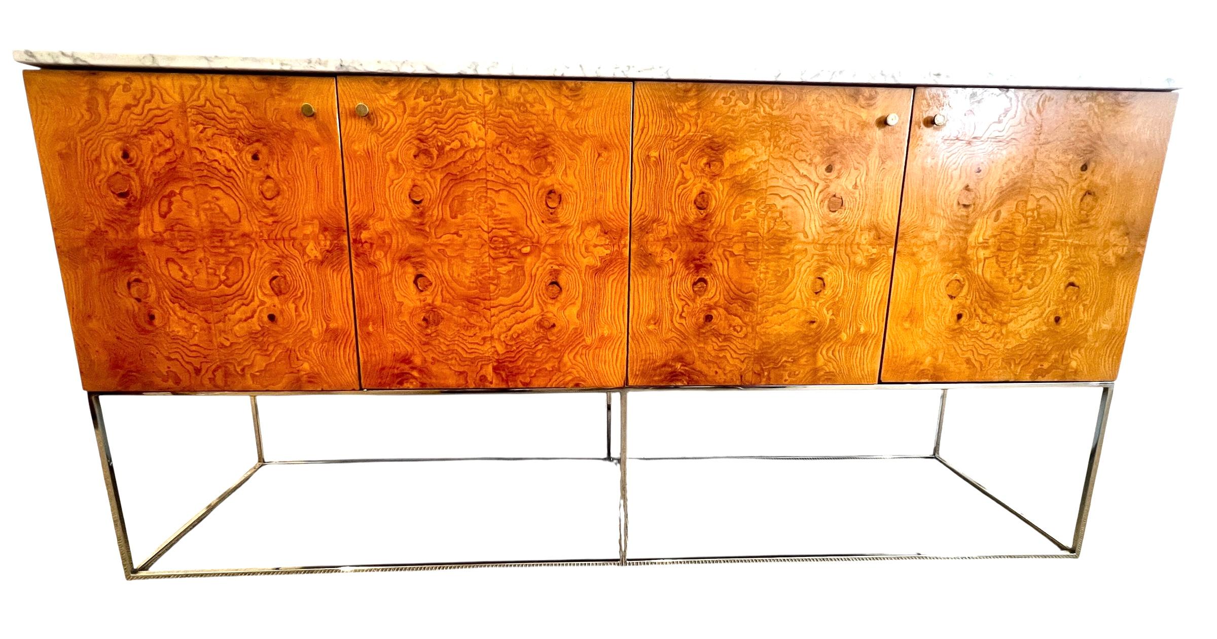 Mid-Century moderno Credenza di metà secolo in marmo e legno di radica di Milo Baughman per Thayer Coggin in vendita