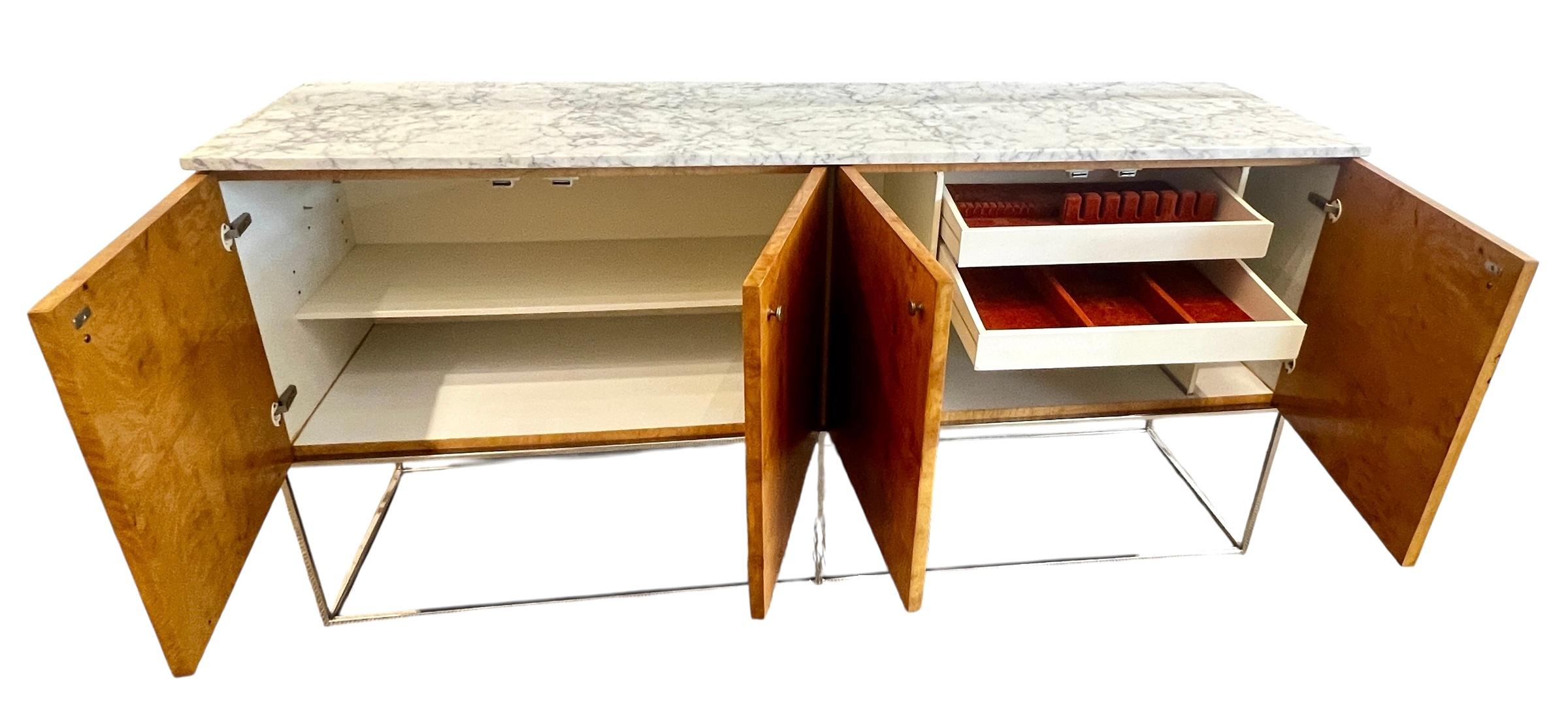 Credenza di metà secolo in marmo e legno di radica di Milo Baughman per Thayer Coggin In condizioni buone in vendita a New York, NY