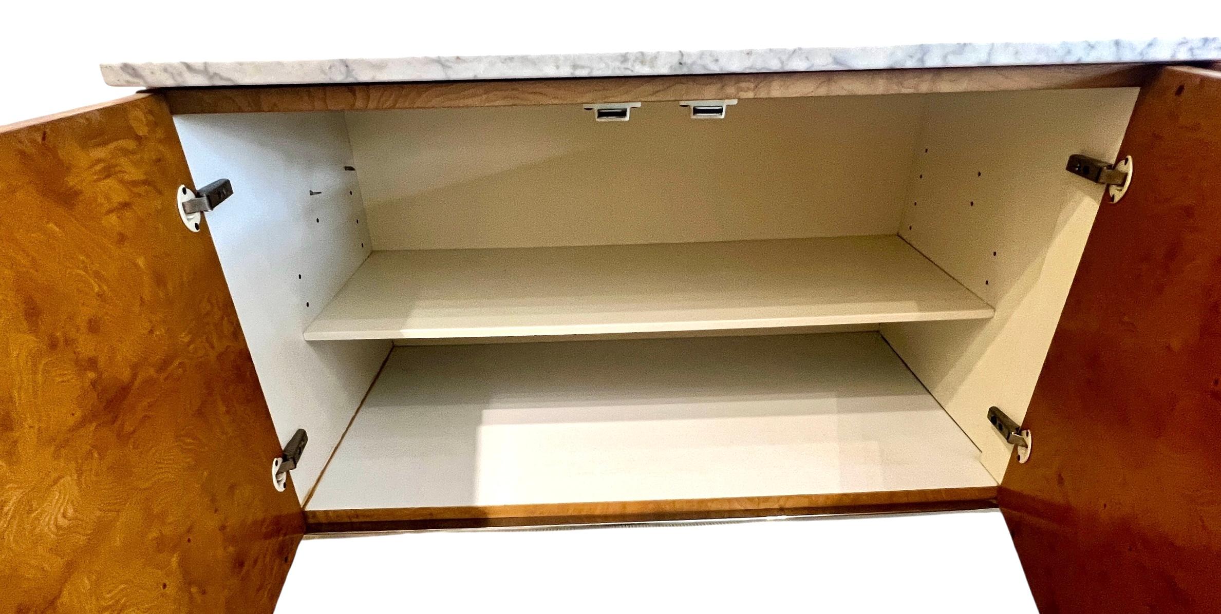 XX secolo Credenza di metà secolo in marmo e legno di radica di Milo Baughman per Thayer Coggin in vendita