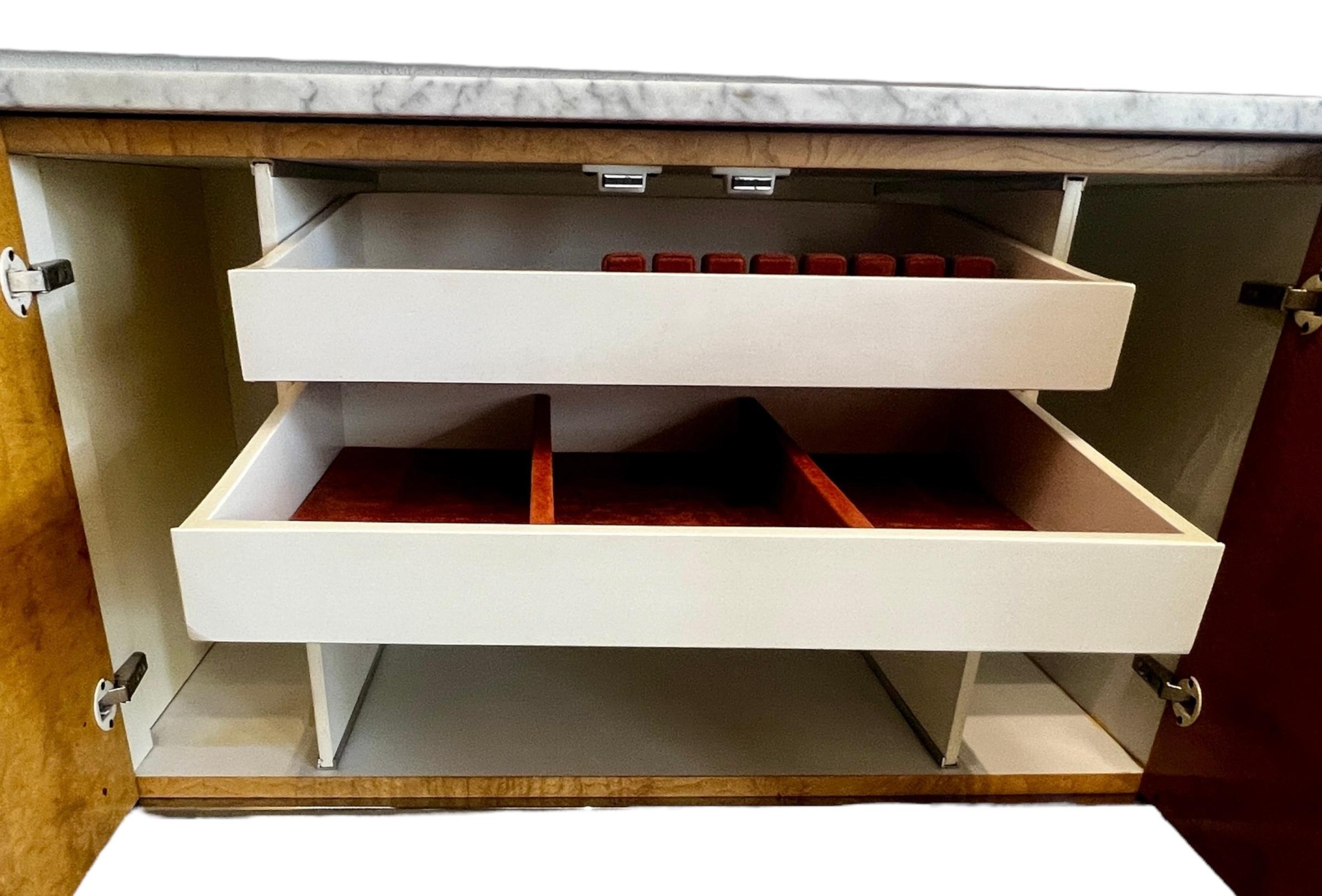 Cromo Credenza di metà secolo in marmo e legno di radica di Milo Baughman per Thayer Coggin in vendita