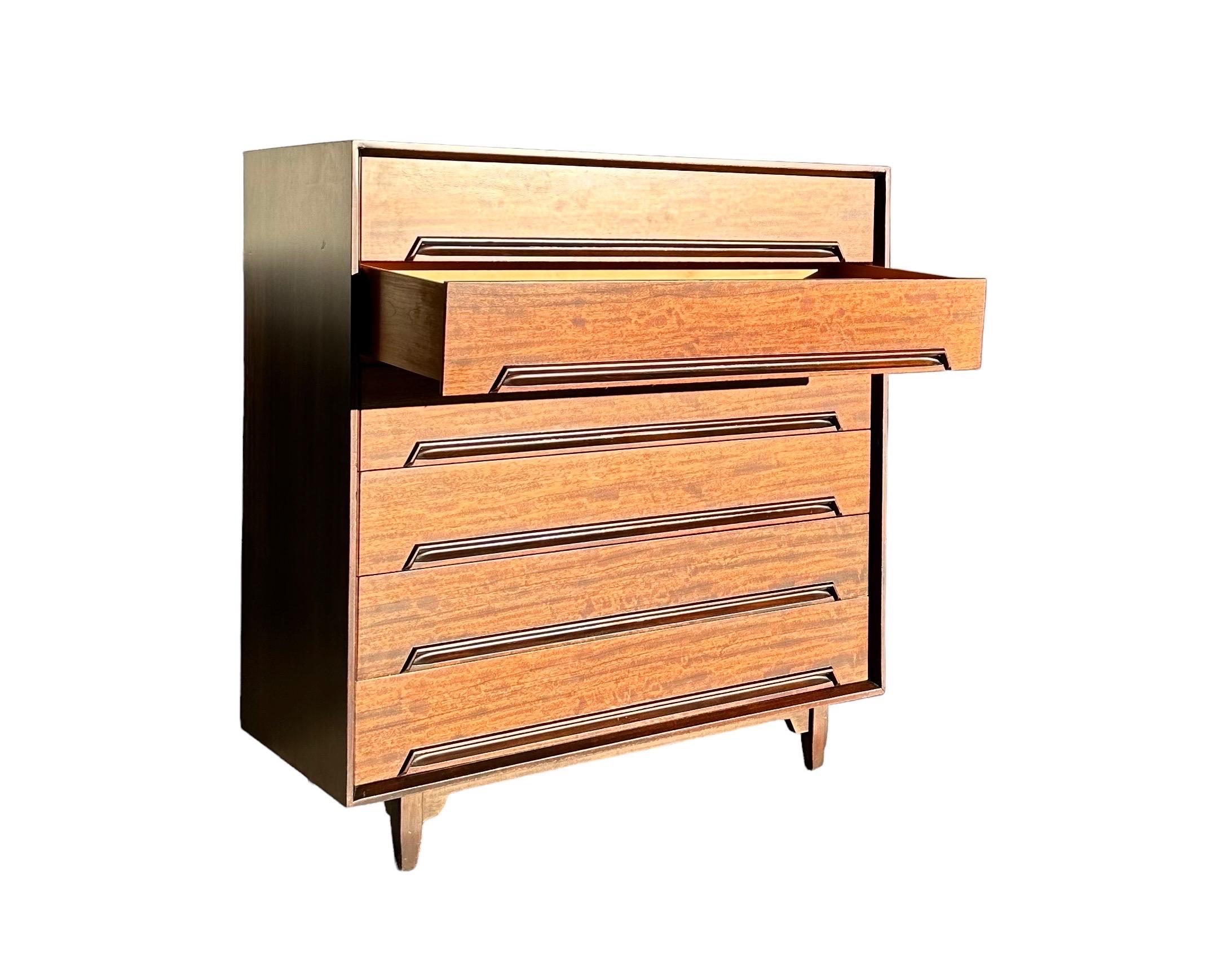Stunning mid century modern “Perspective” walnut dresser designed by Milo Baughman for Drexel furniture. This dresser is equipped with 6 wide and deep drawers that function very smoothly. Each drawer has long sculpture drawer pulls. In good