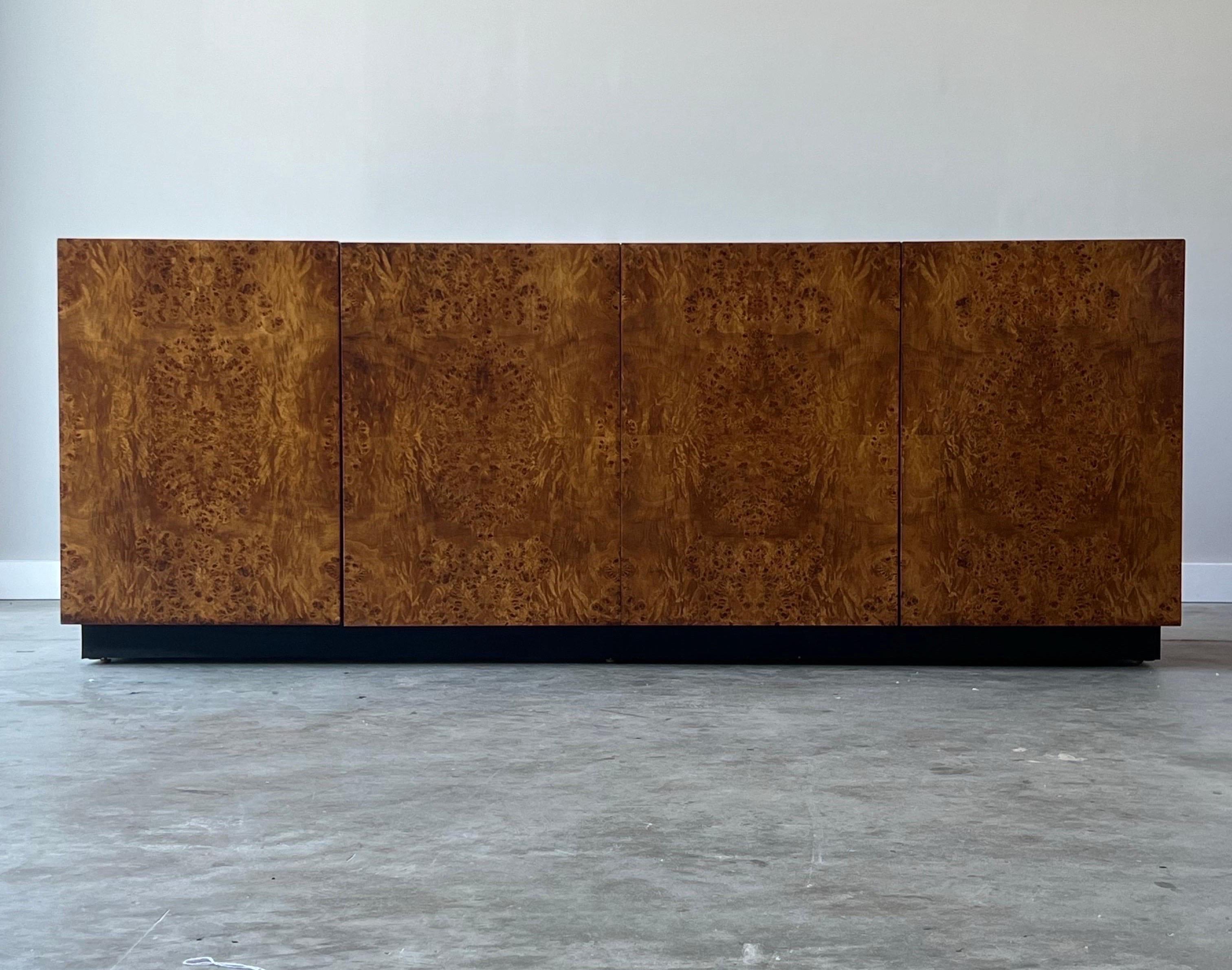 Mid-Century Milo Baughman Style Burl Credenza by Dillingham In Good Condition In Raleigh, NC