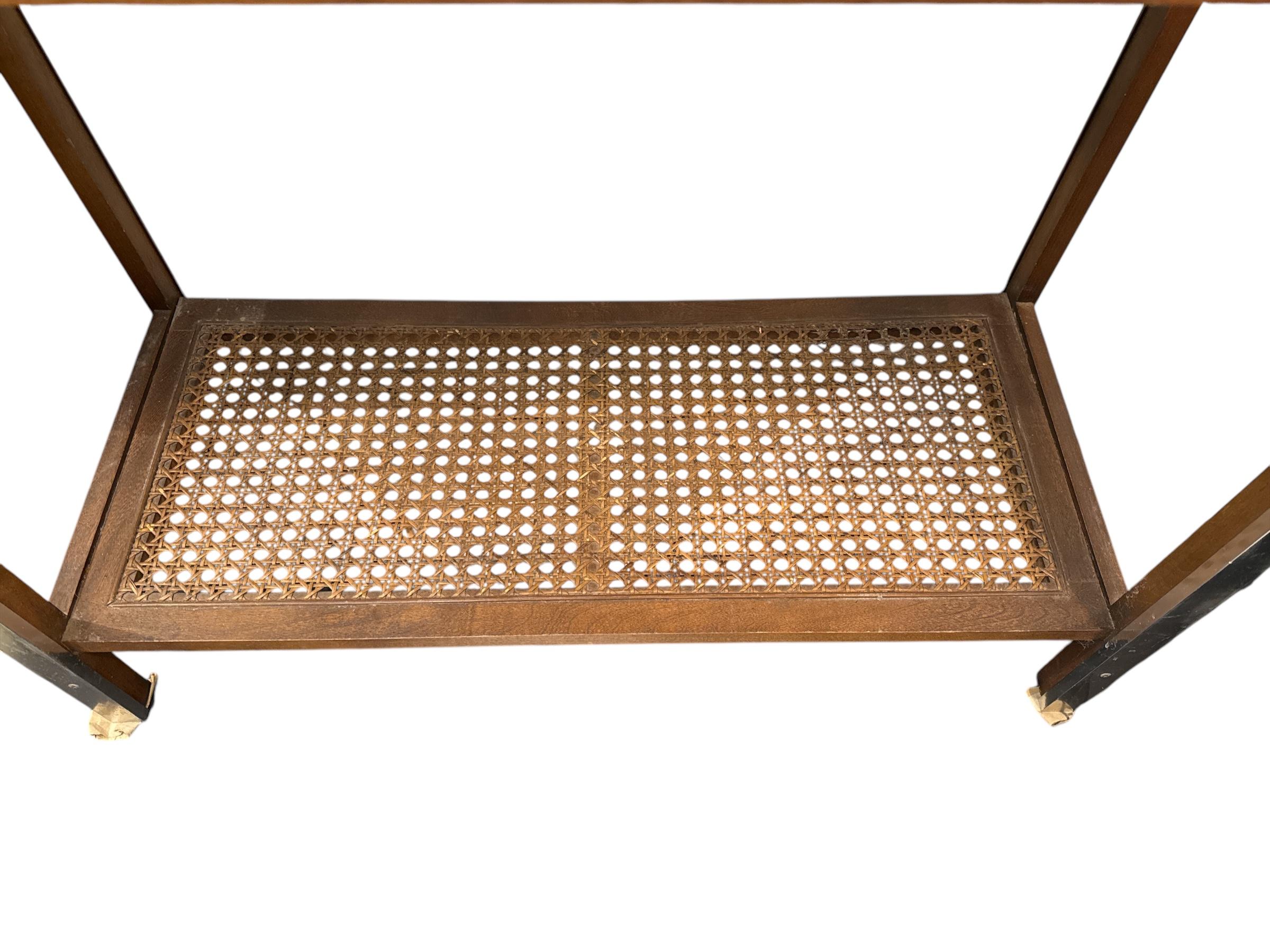 Questa libreria in legno e cromo in stile Milo Baughman di metà secolo fonde senza sforzo un design elegante e moderno con una funzionalità classica. Caratterizzato da una struttura cromata lucida e da ripiani in legno, questo pezzo forte emana le