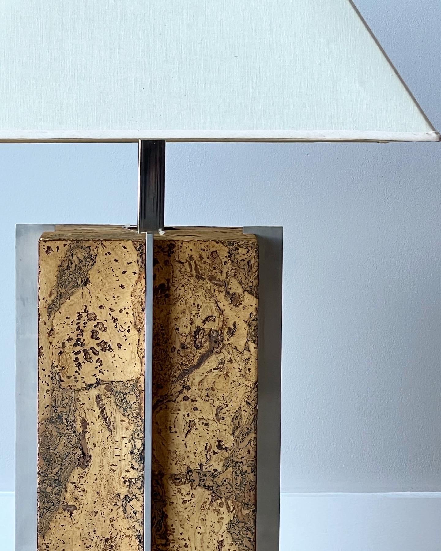 Grande lampe du milieu du siècle dans le style de Milo Baughman. La base de la lampe est en ronce de bois et de forme rectangulaire. Des accents métalliques chromés traversent la lampe de chaque côté et la stabilisent en bas. Une tige chromée émerge