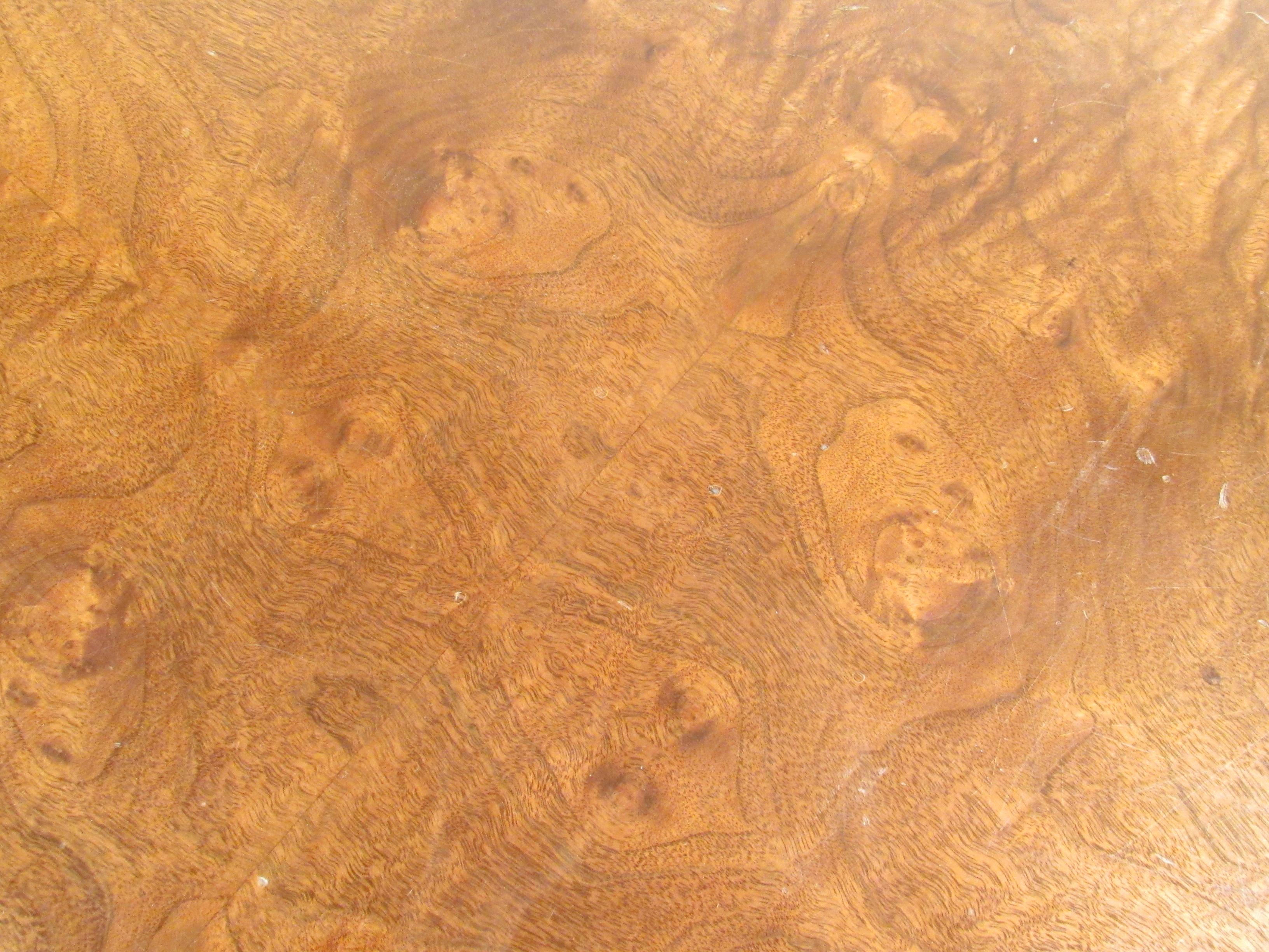 Table basse en bois de broussin de style Milo Baughman du milieu du siècle dernier Bon état - En vente à Brooklyn, NY