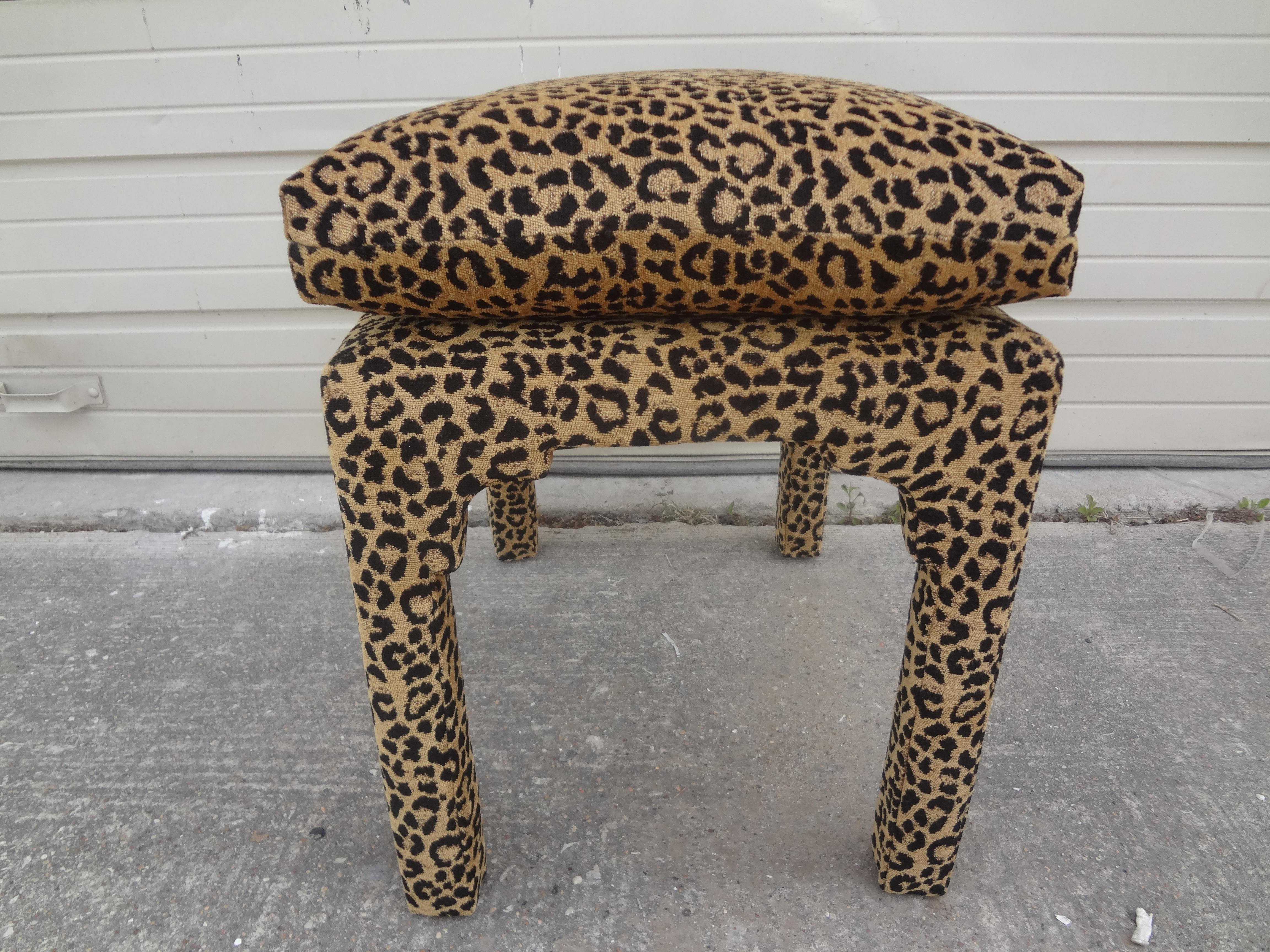 Pouf Parsons à imprimé léopard de style Milo Baughman du milieu du siècle dernier Bon état - En vente à Houston, TX