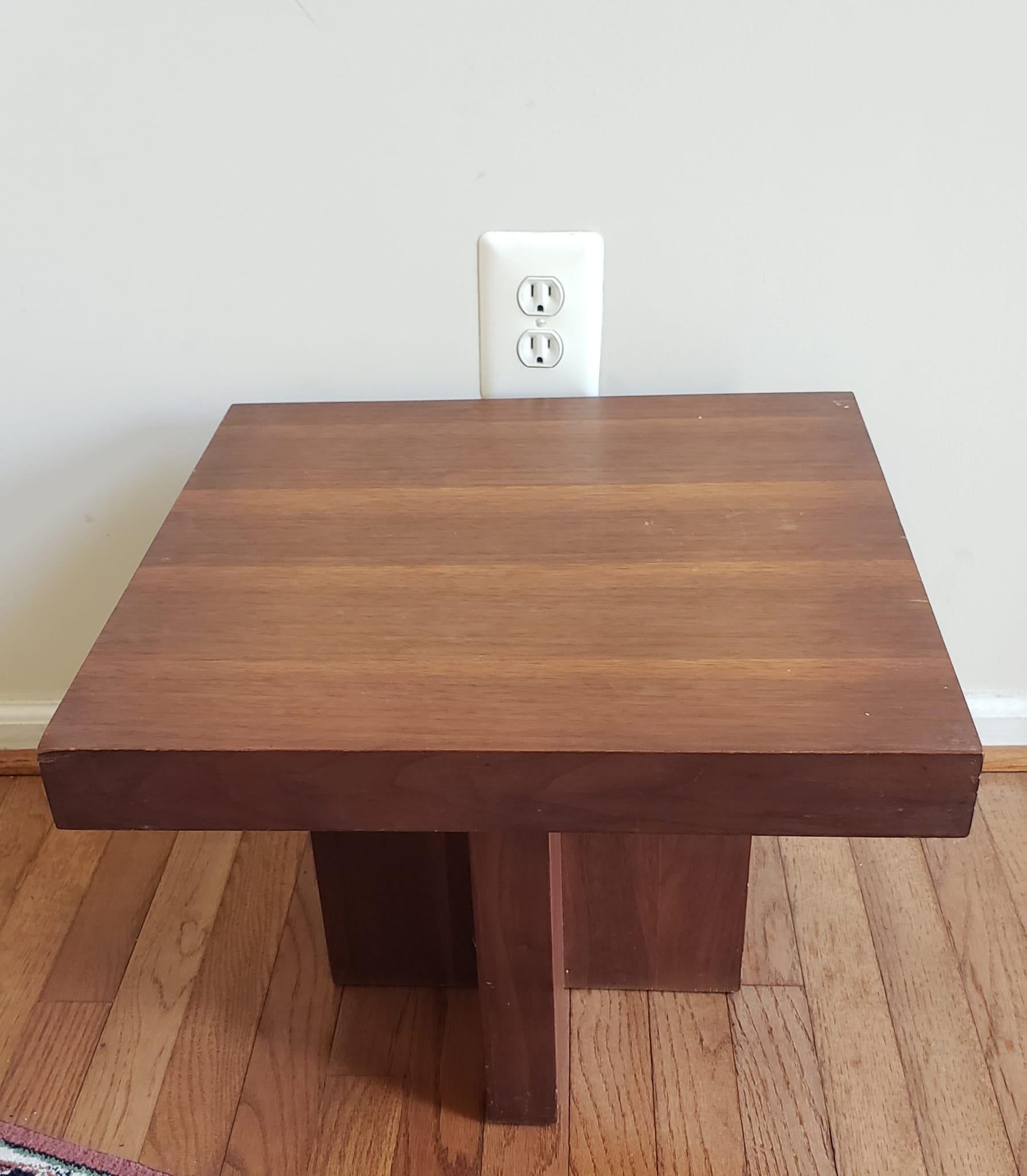 Mid-Century Milo Baughman Style Walnut Cruciform End Tables In Good Condition For Sale In Germantown, MD