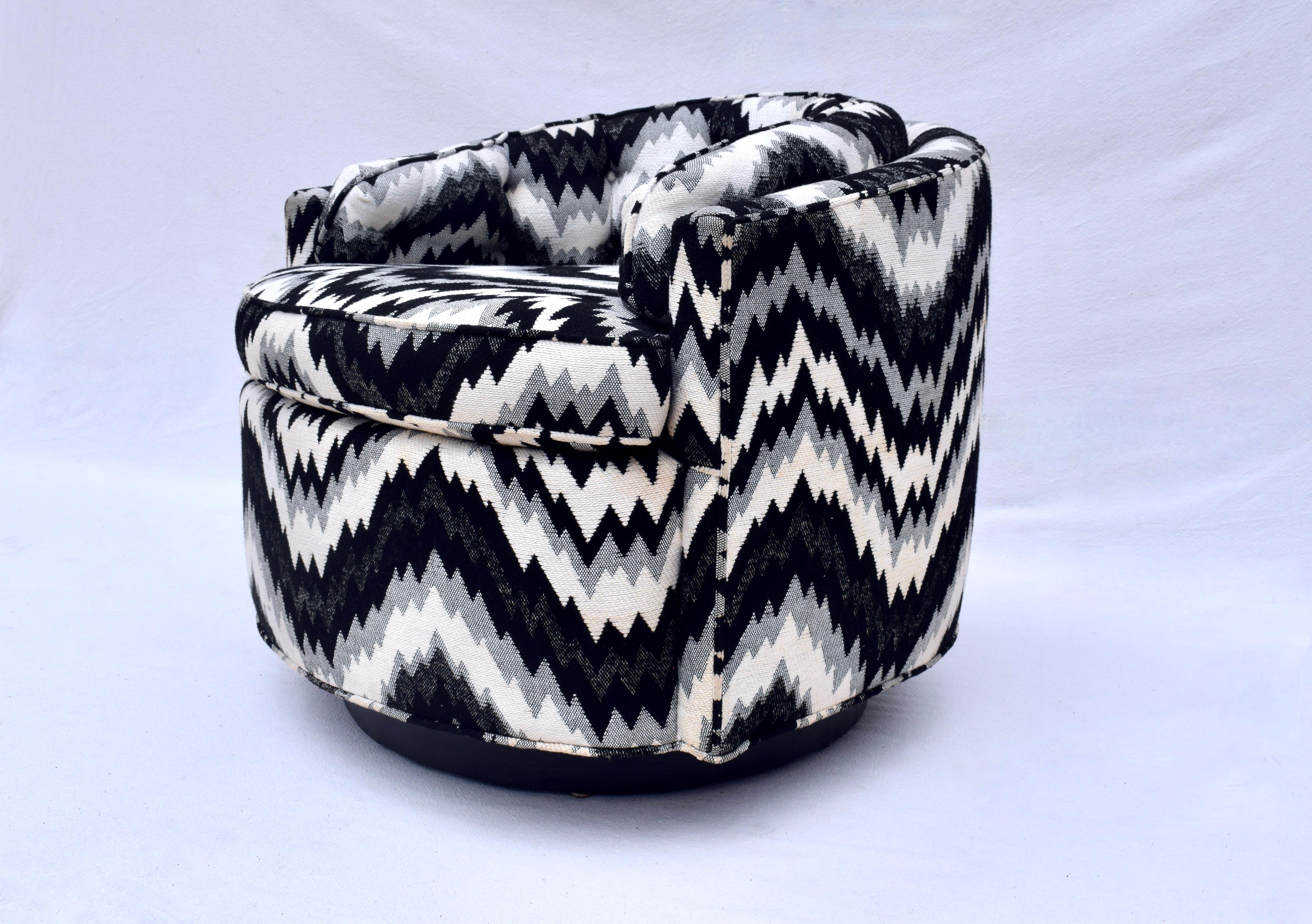 Mid-Century Modern Mid-Century Milo Baughman Swivel Chair With Jack Lenor Larsen Fabric For Sale