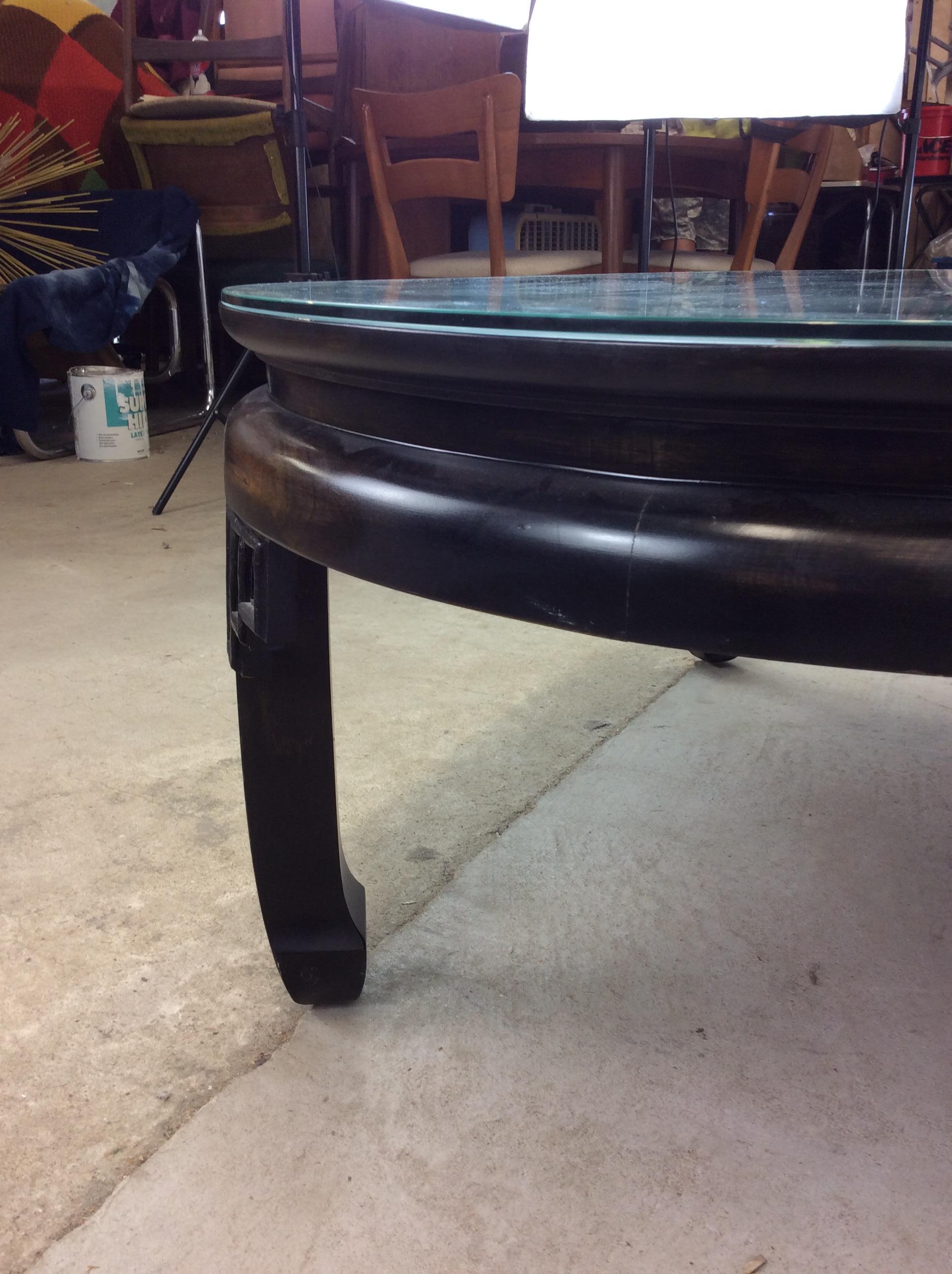 Mesa de centro estilo Ming de mediados de siglo con tapa de madera de arce y laca negra en venta 6