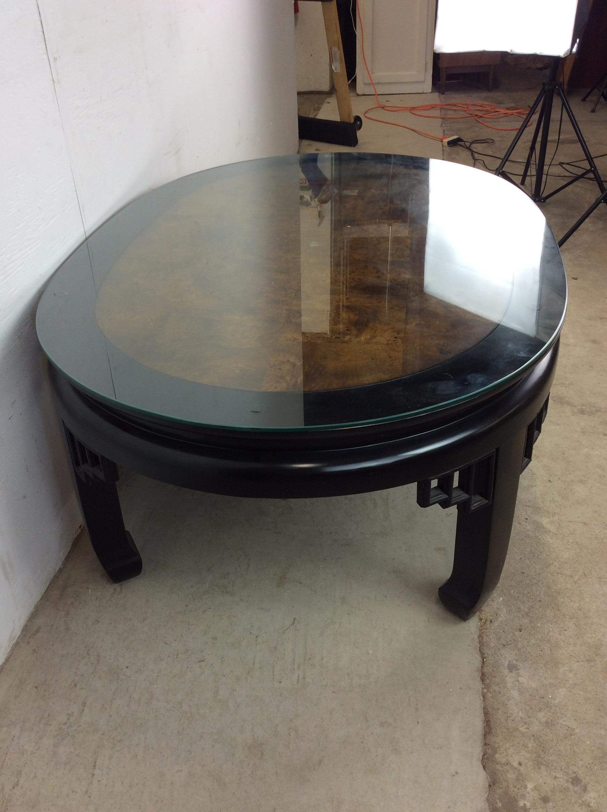 Mesa de centro estilo Ming de mediados de siglo con tapa de madera de arce y laca negra en venta 7