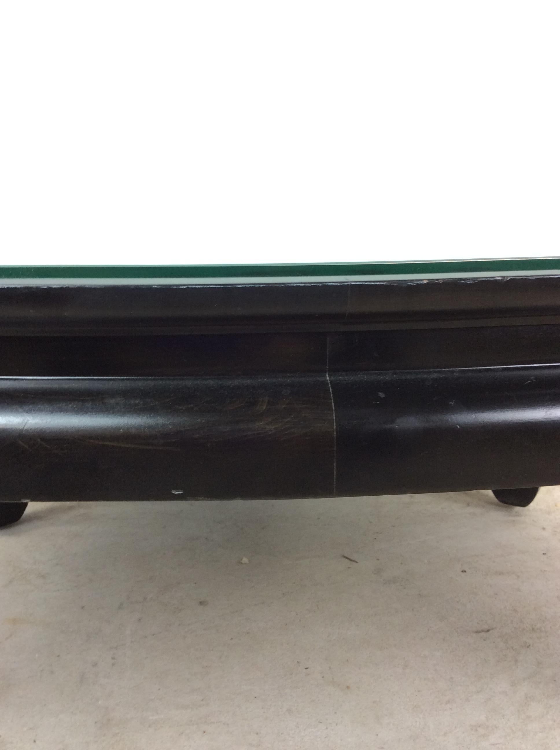 Mesa de centro estilo Ming de mediados de siglo con tapa de madera de arce y laca negra en venta 12