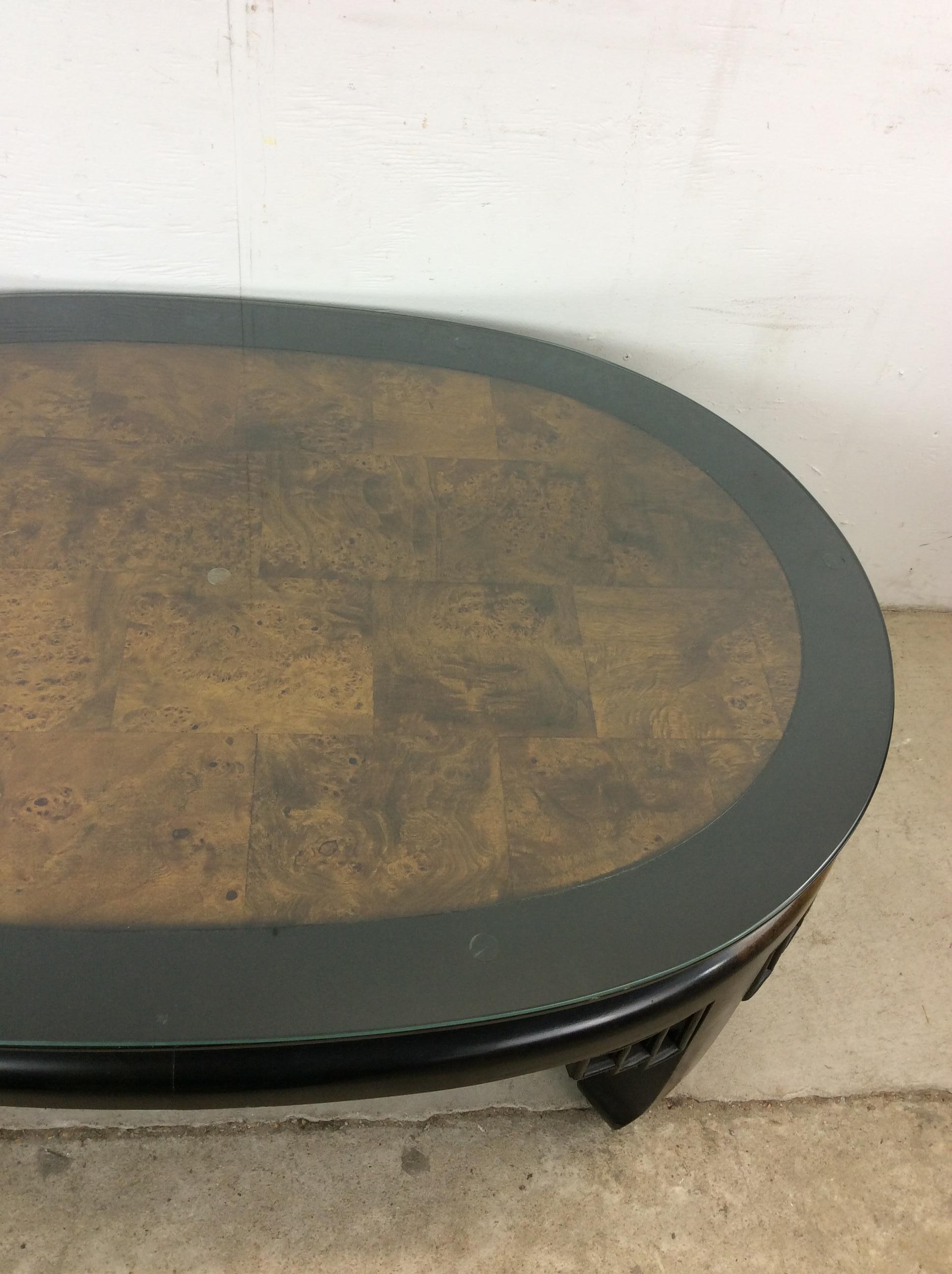 Mesa de centro estilo Ming de mediados de siglo con tapa de madera de arce y laca negra siglo XX en venta