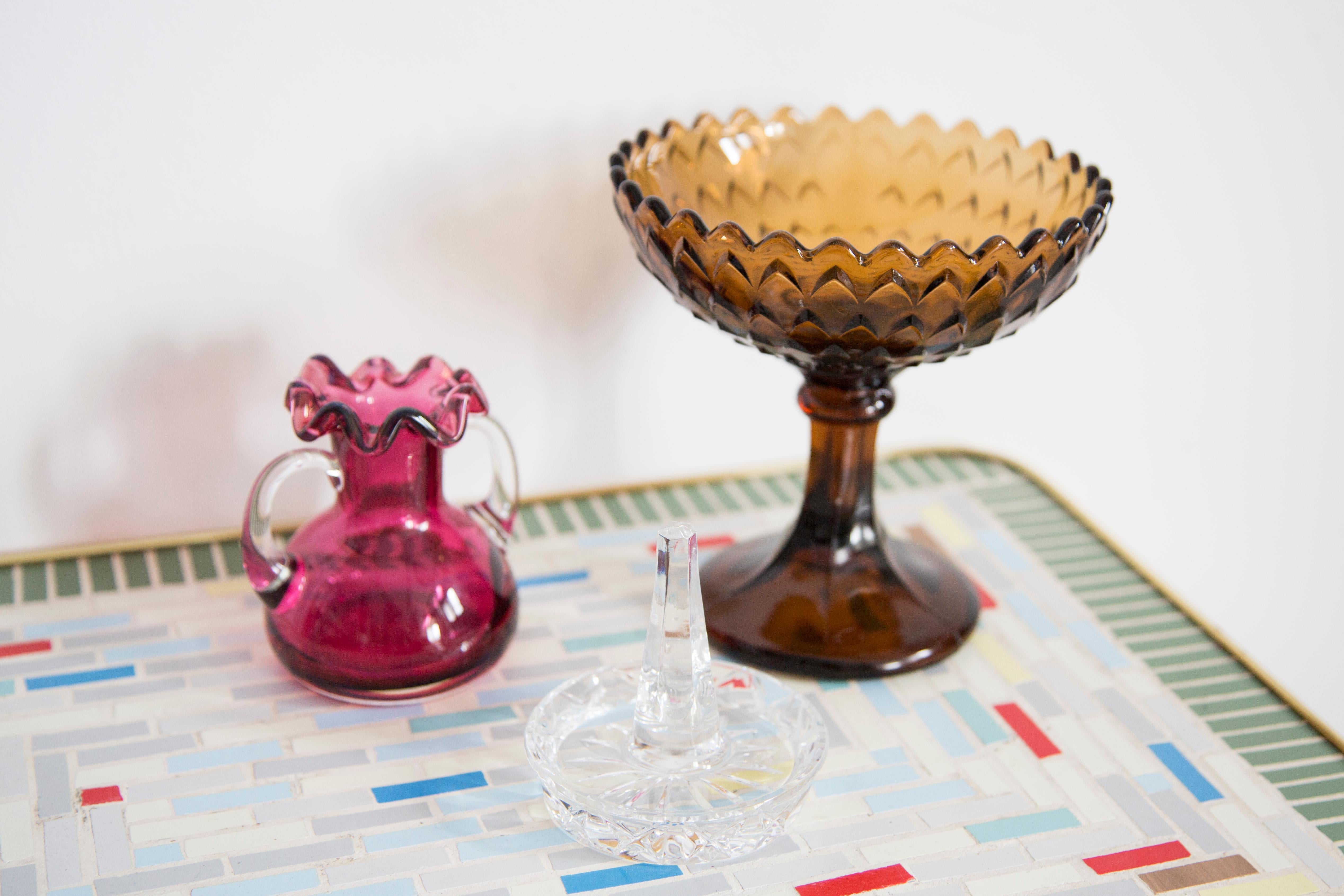 Vaso rosa dalla sorprendente forma organica. Prodotto negli anni '60.
Vetro in ottime condizioni originali. Eventuali difetti e scheggiature.
La superficie esterna in rilievo, quella interna liscia. Vaso in vetro spesso.

La superficie irregolare