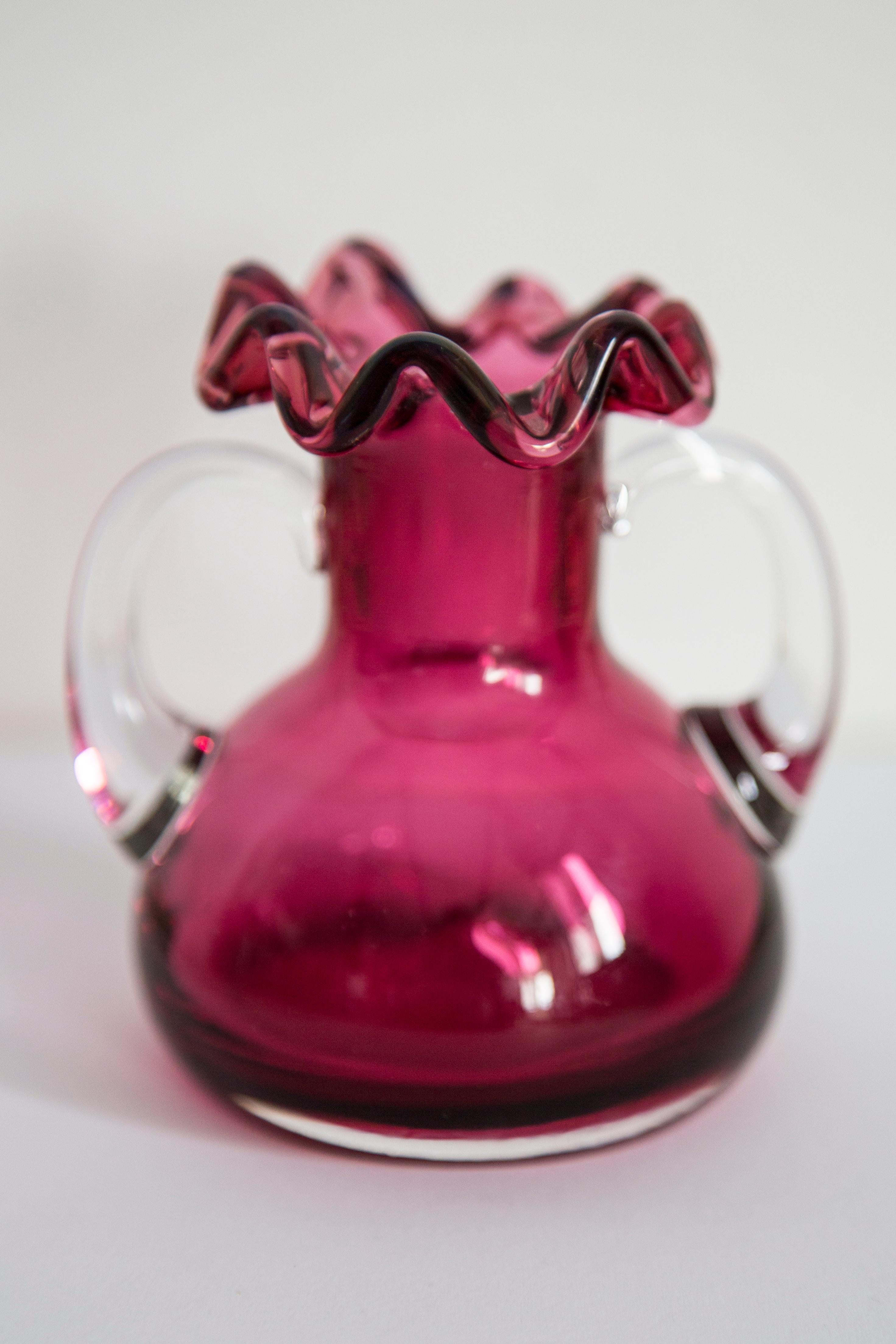 Italiano Mini vaso rosa di metà secolo con volant, Europa, anni '60 in vendita