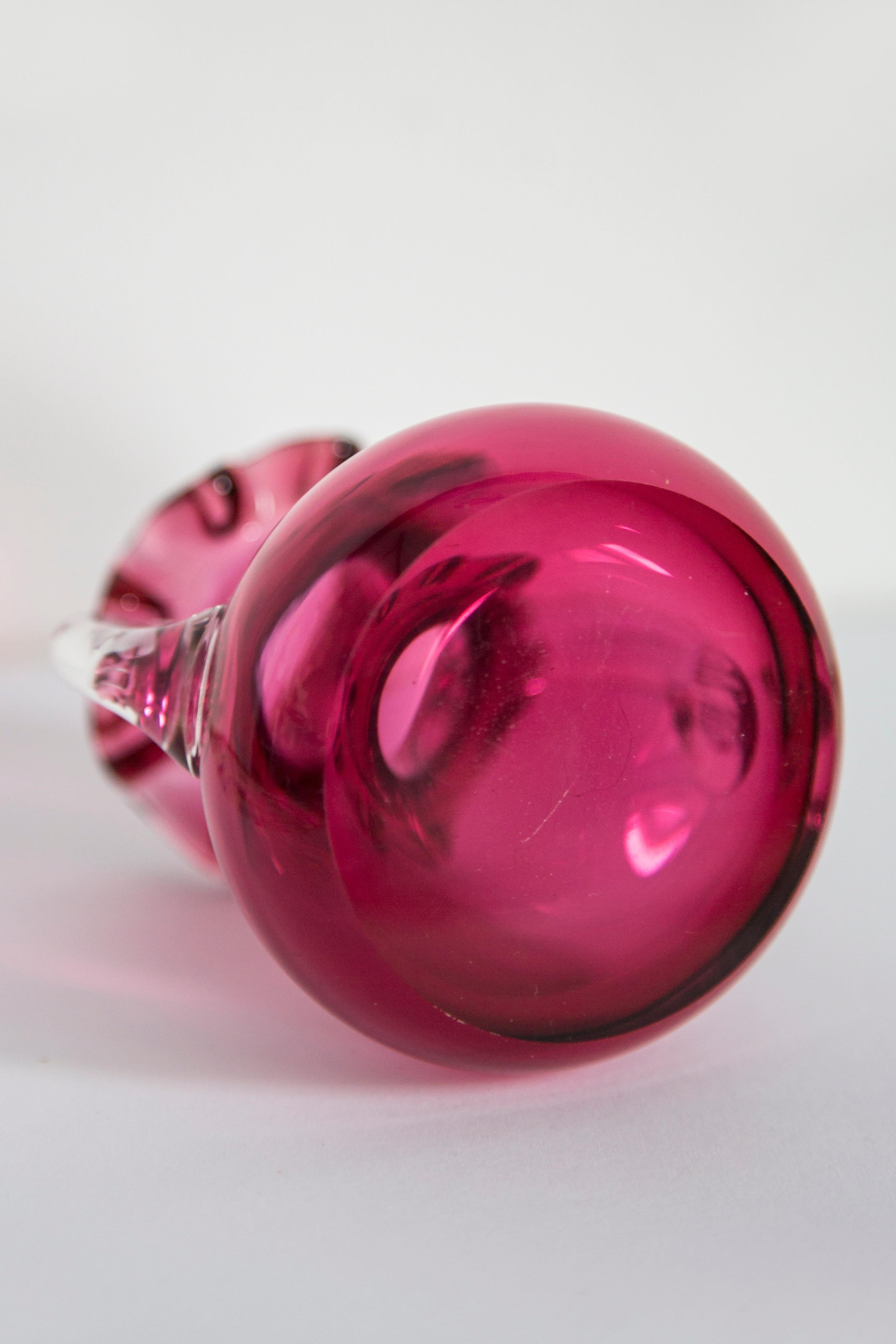 Vetro Mini vaso rosa di metà secolo con volant, Europa, anni '60 in vendita