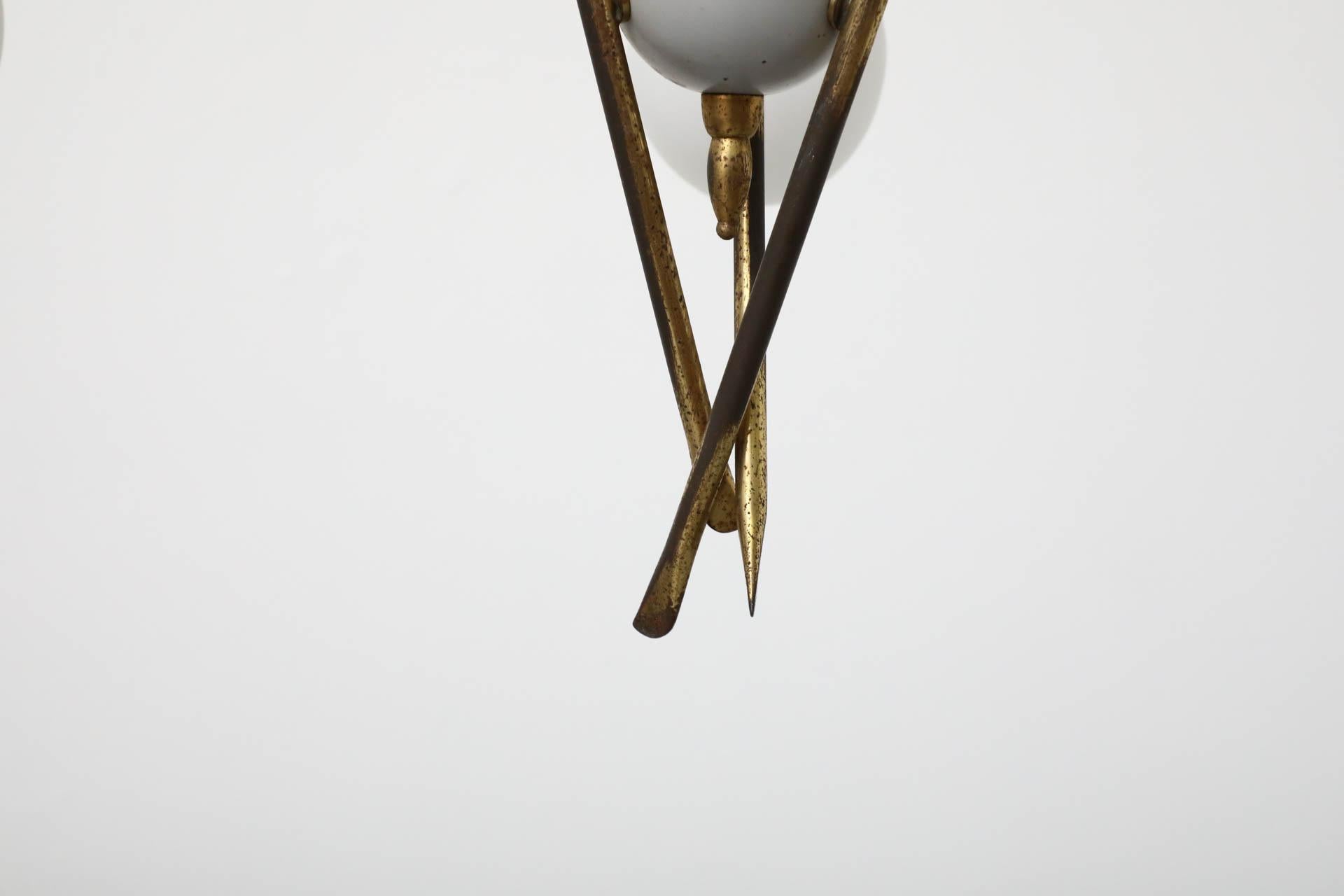 Mini lampadario a tre bracci in stile Stilnovo di metà secolo in ottone con paralumi smerigliati 2