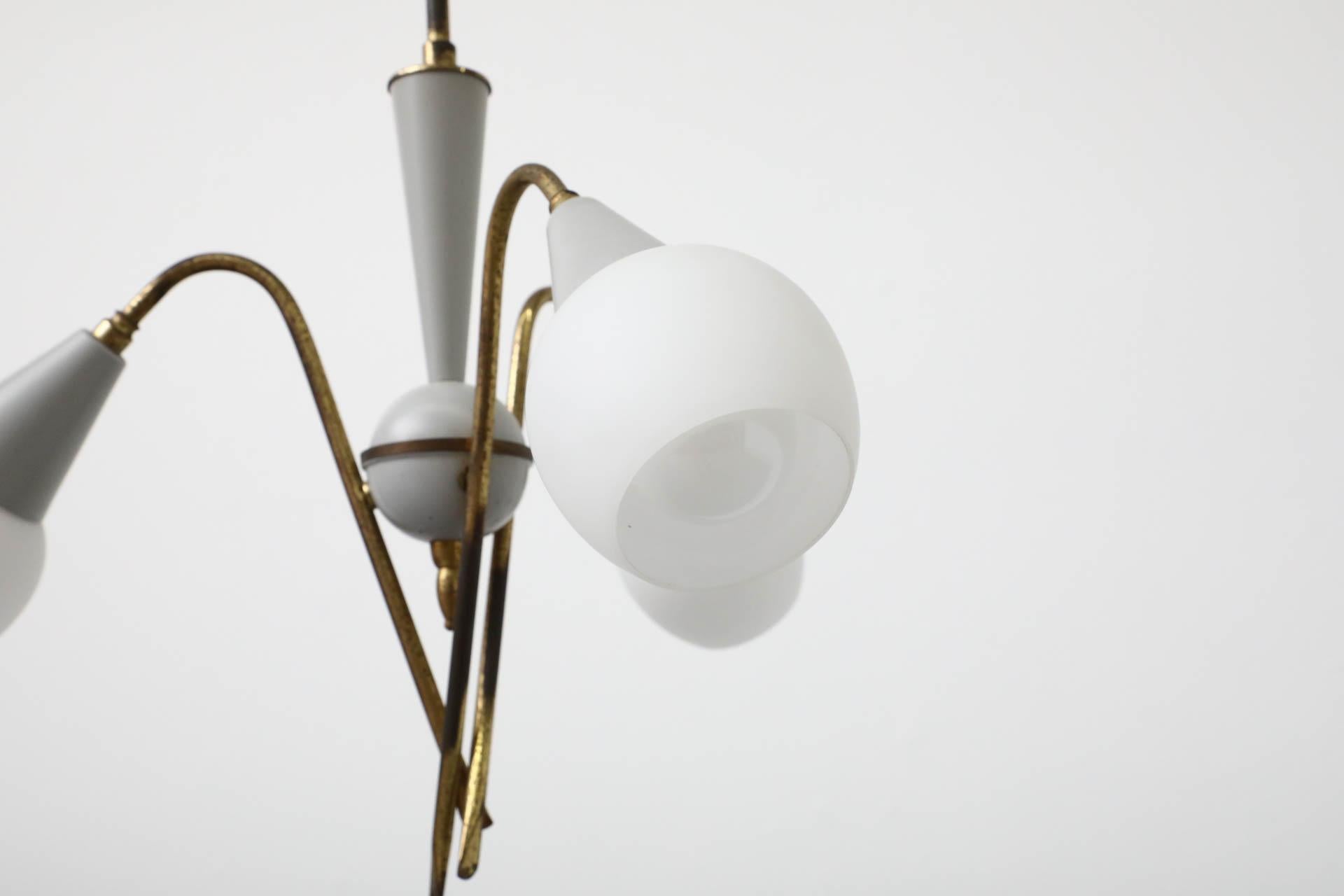 Mini lampadario a tre bracci in stile Stilnovo di metà secolo in ottone con paralumi smerigliati 4